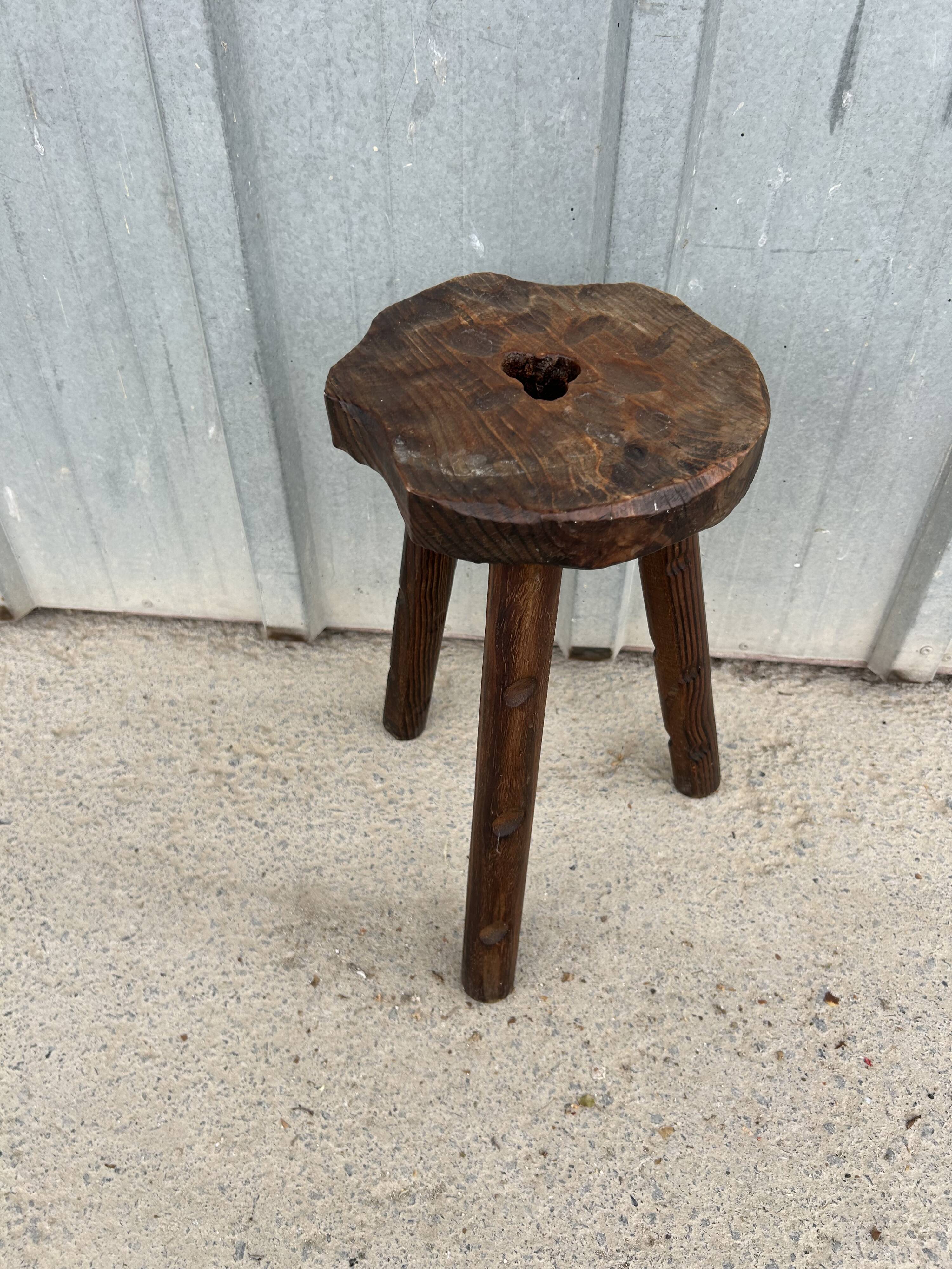 Tabouret tripode ancien