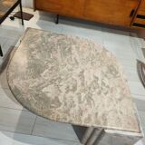 Table basse en marbre, forme goutte d'eau vieux rose