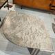 Table basse en marbre, forme goutte d'eau vieux rose