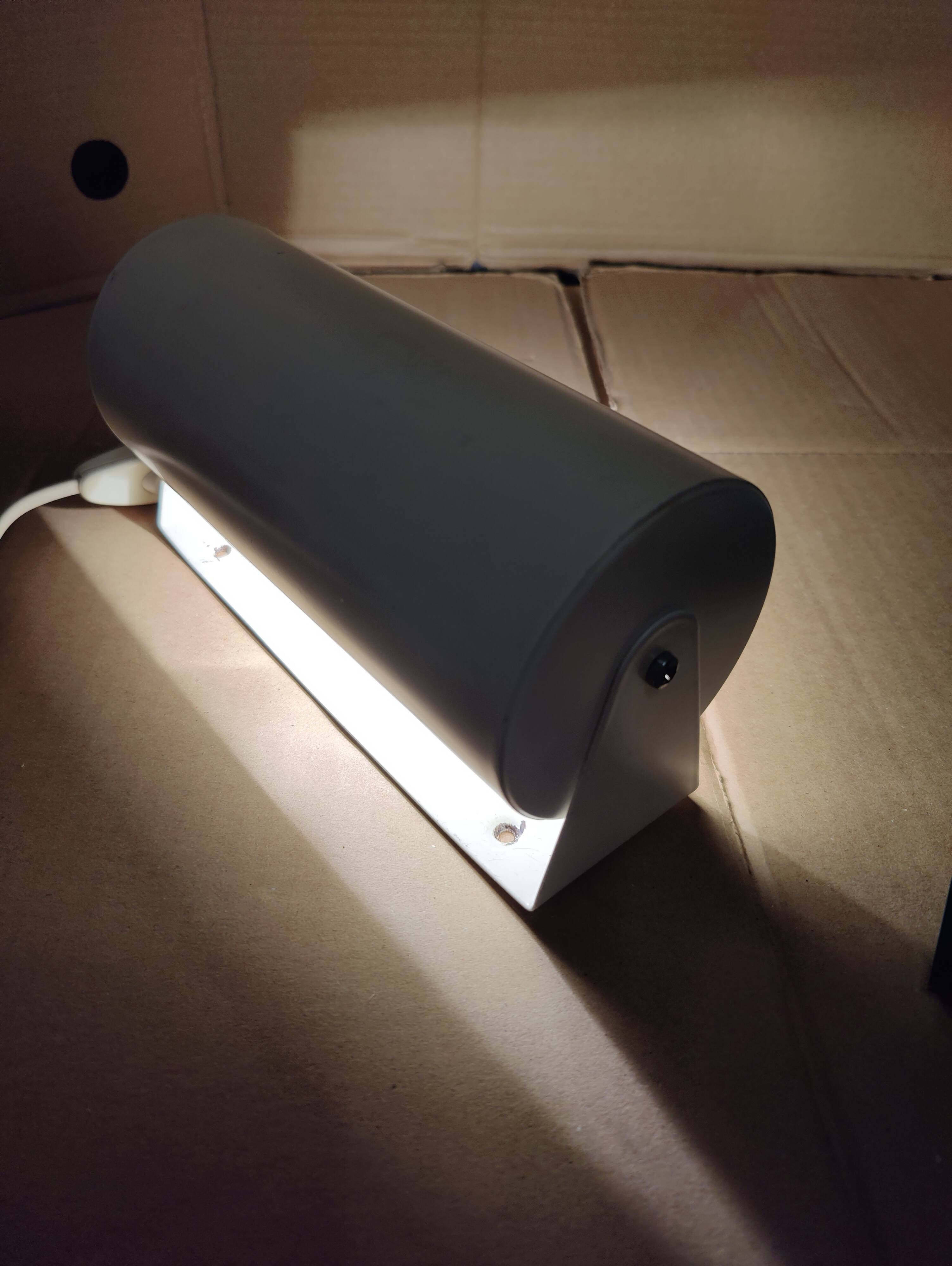 White Lod type v413 roller wall lamp from Ikea.