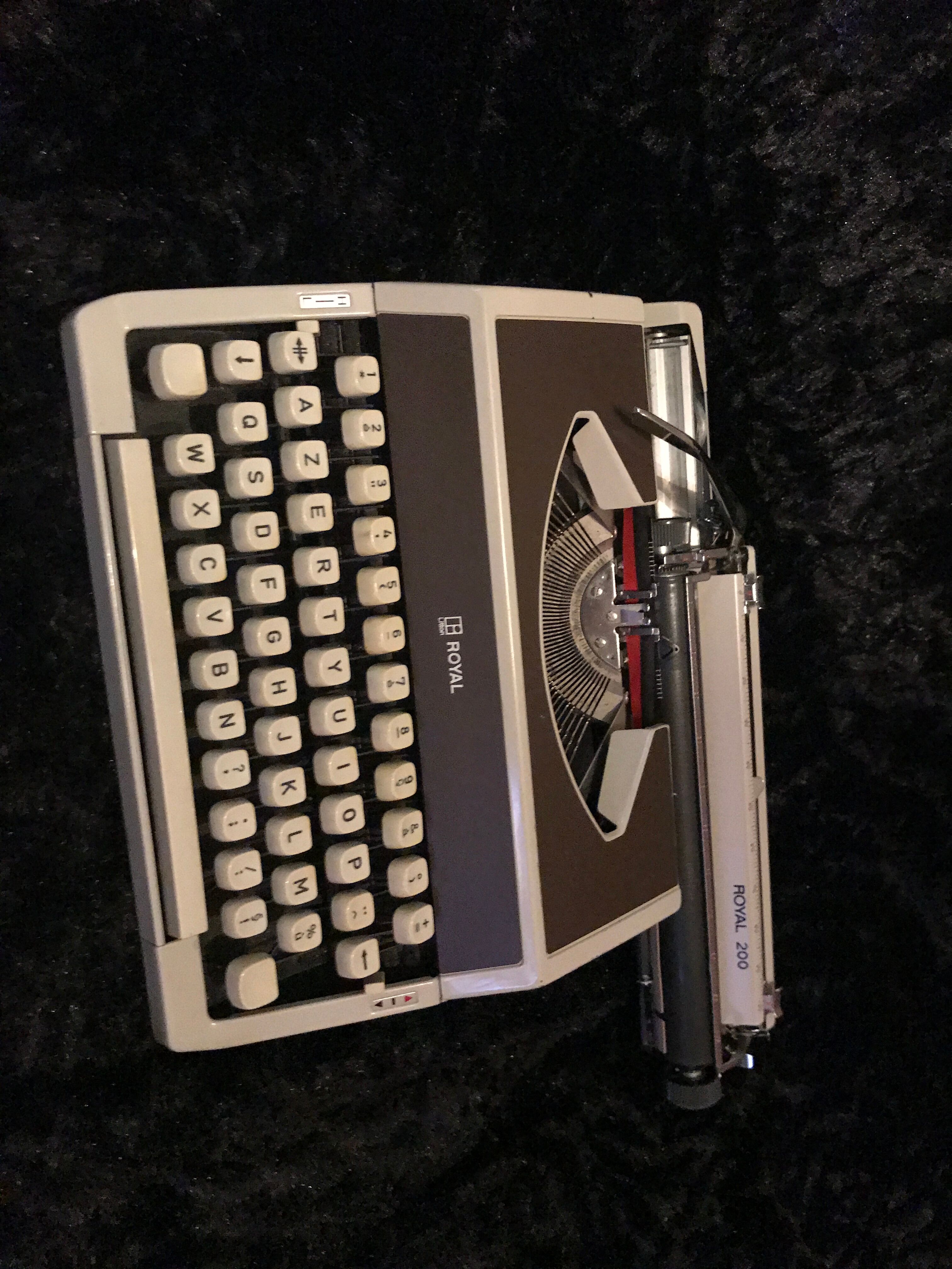 80s typewriter brand Litton model royal 200