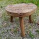 Tabouret tripode en bois brut