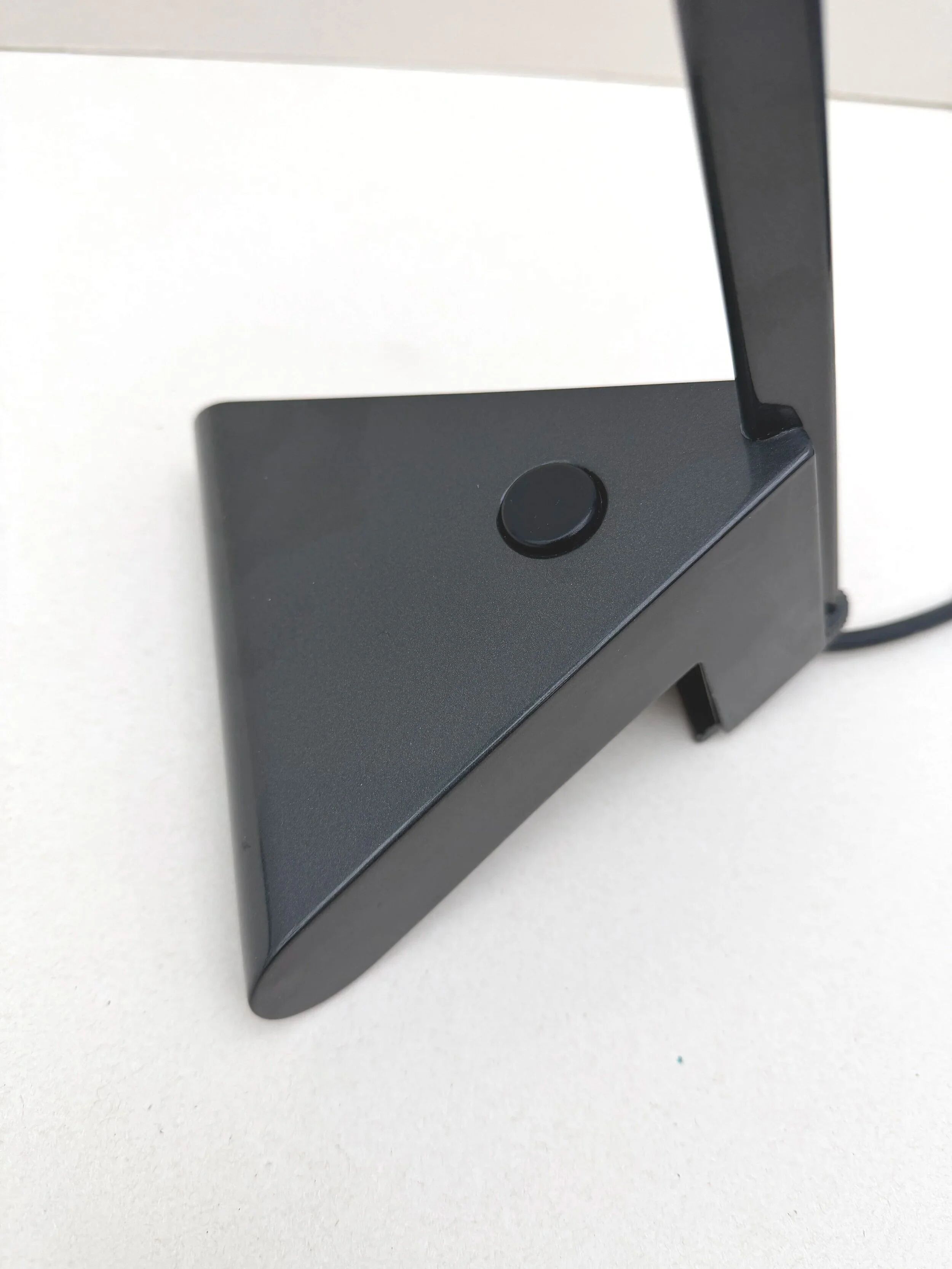 Lampe de bureau de arteluce en métal et plastique, italie 1980