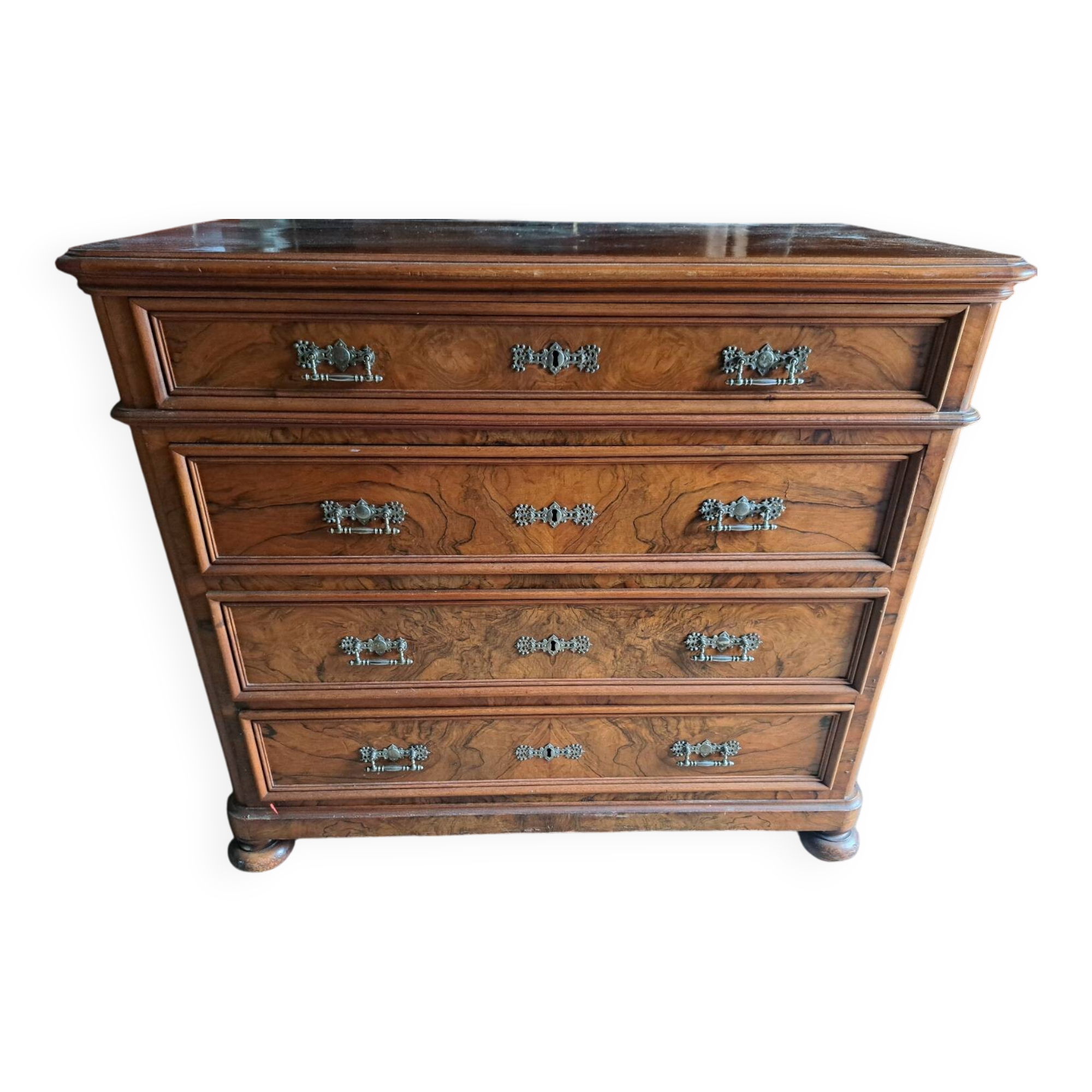 Walnut chest of drawers