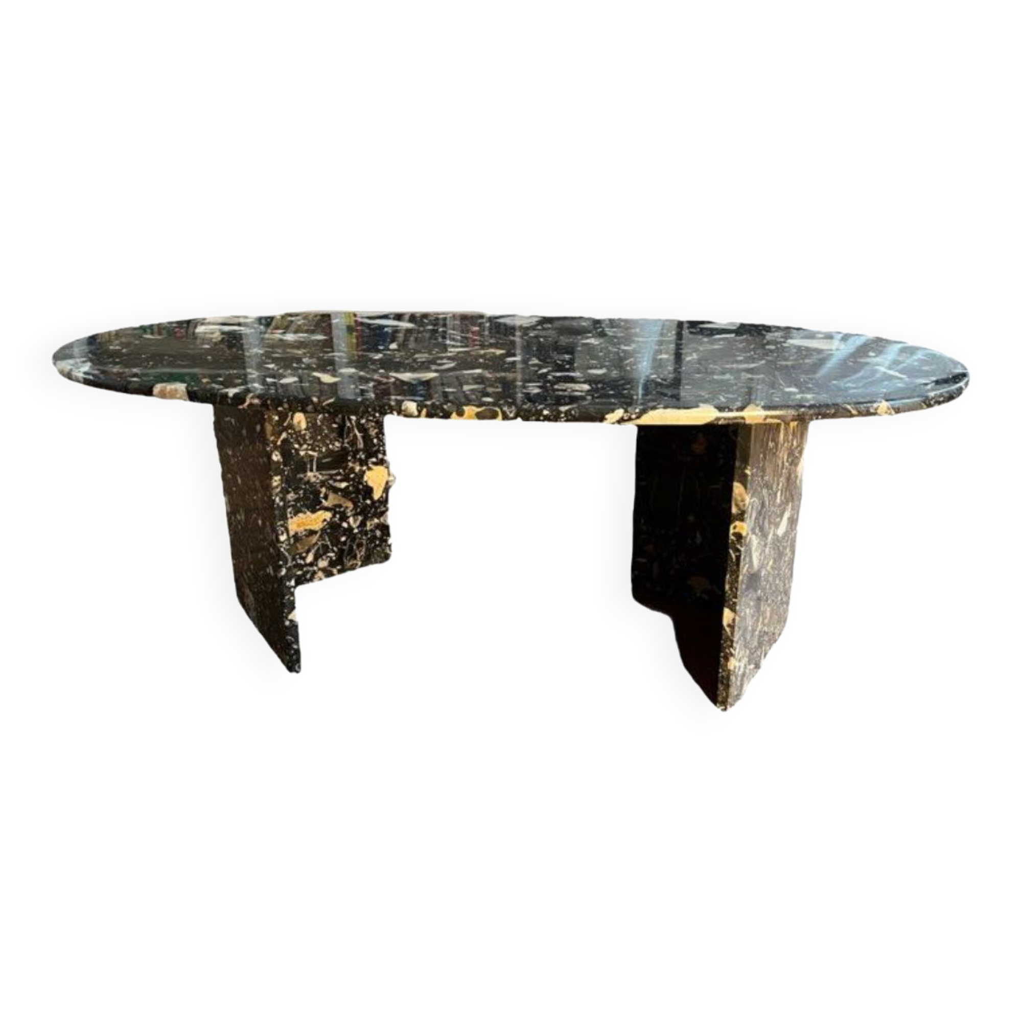 Table en marbre ovale