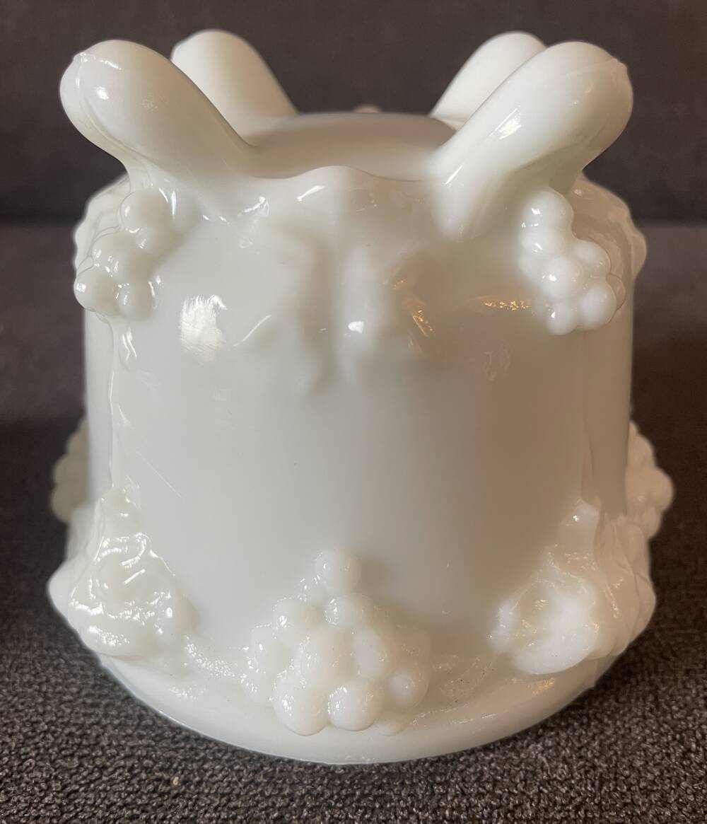 Bonbonnière or sugar bowl in white opaline portieux table art.