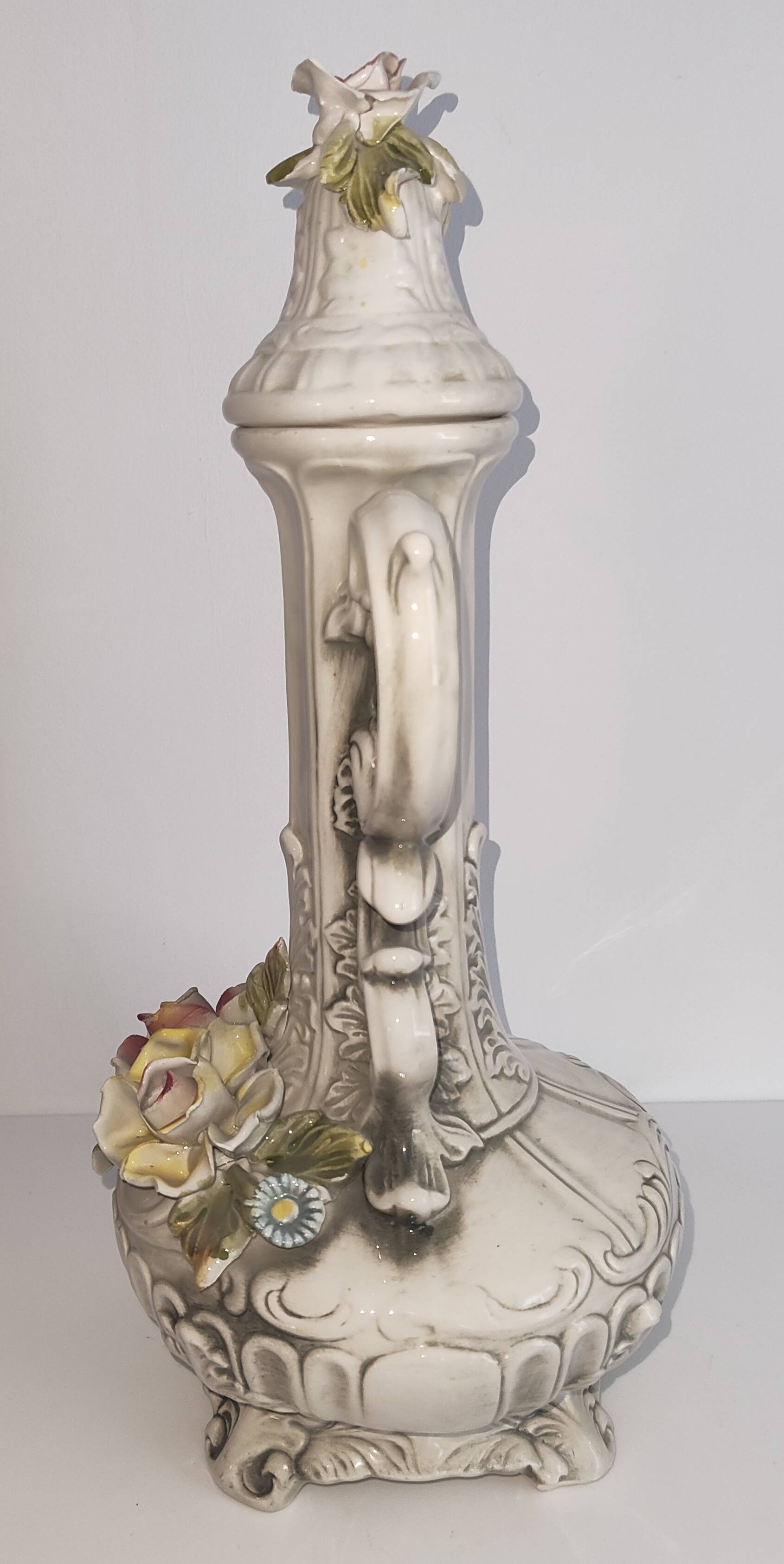 Pichet décoratif vintage en céramique italienne à décor floral en relief