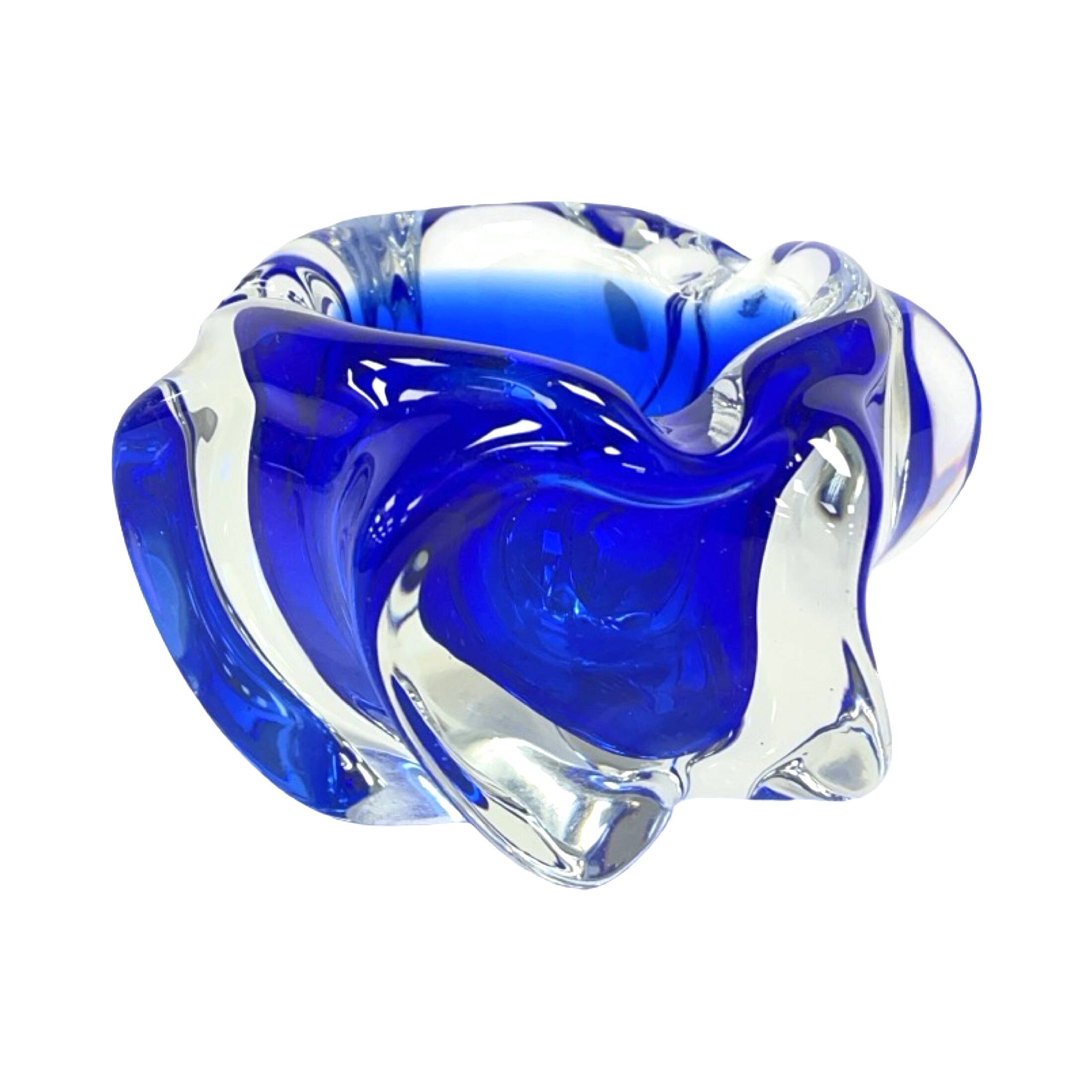 Cendrier en verre cobalt d'art libre de Chřibská Sklarna, Tchécoslovaquie, années 1970.