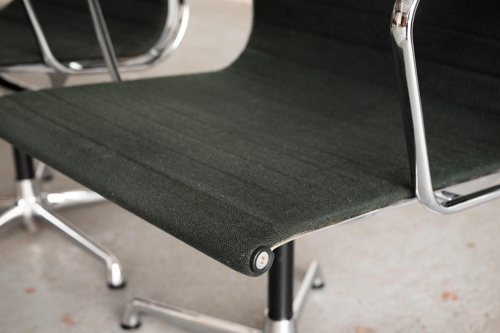 Paire de chaises de bureau ‘EA108’ par Charles & Ray Eames