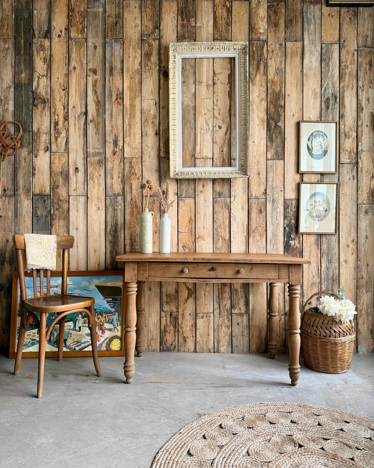 Table with turned legs in solid oak (renovated)
