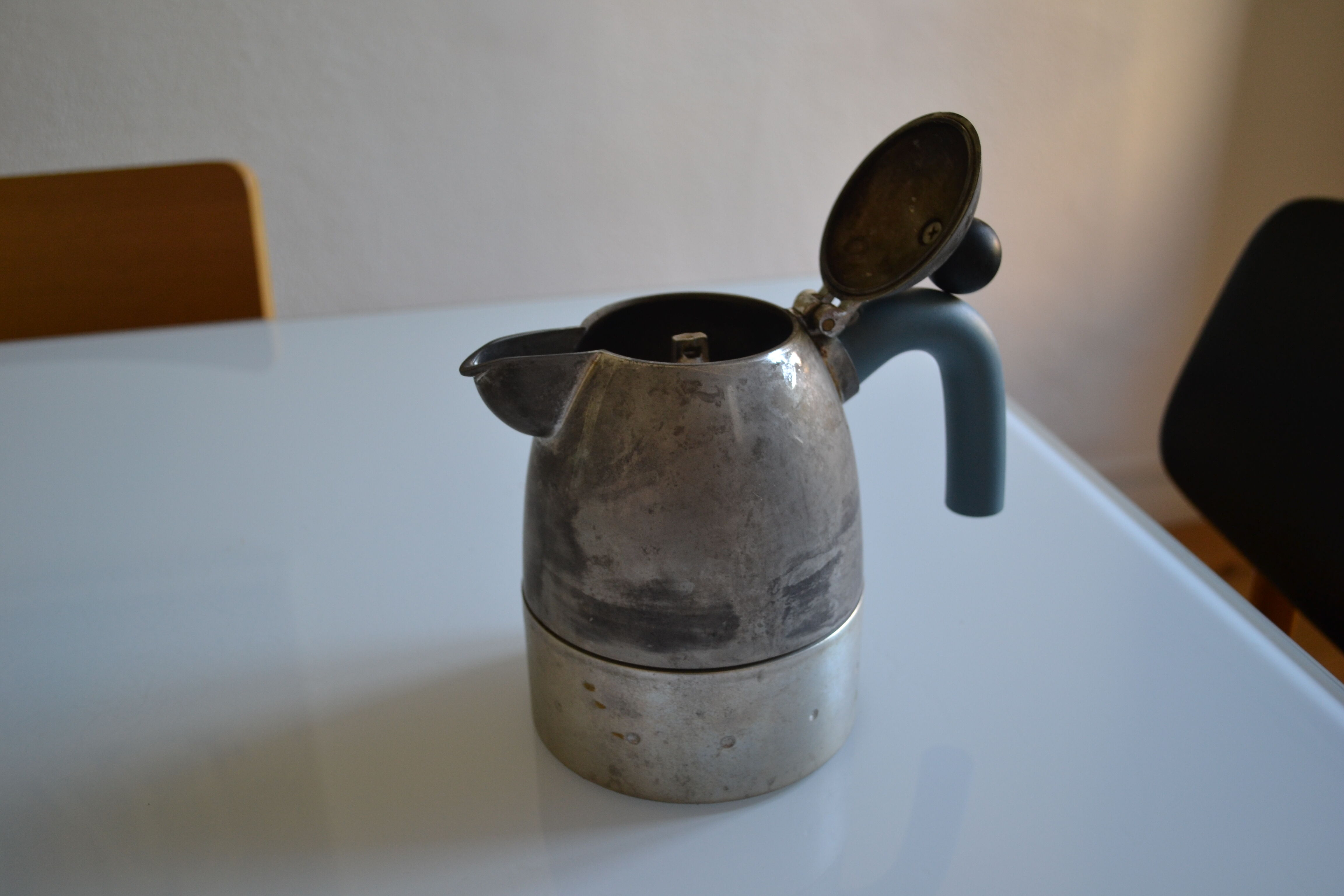 Cafetière alessi postmoderniste " pellicano " par Michael Graves