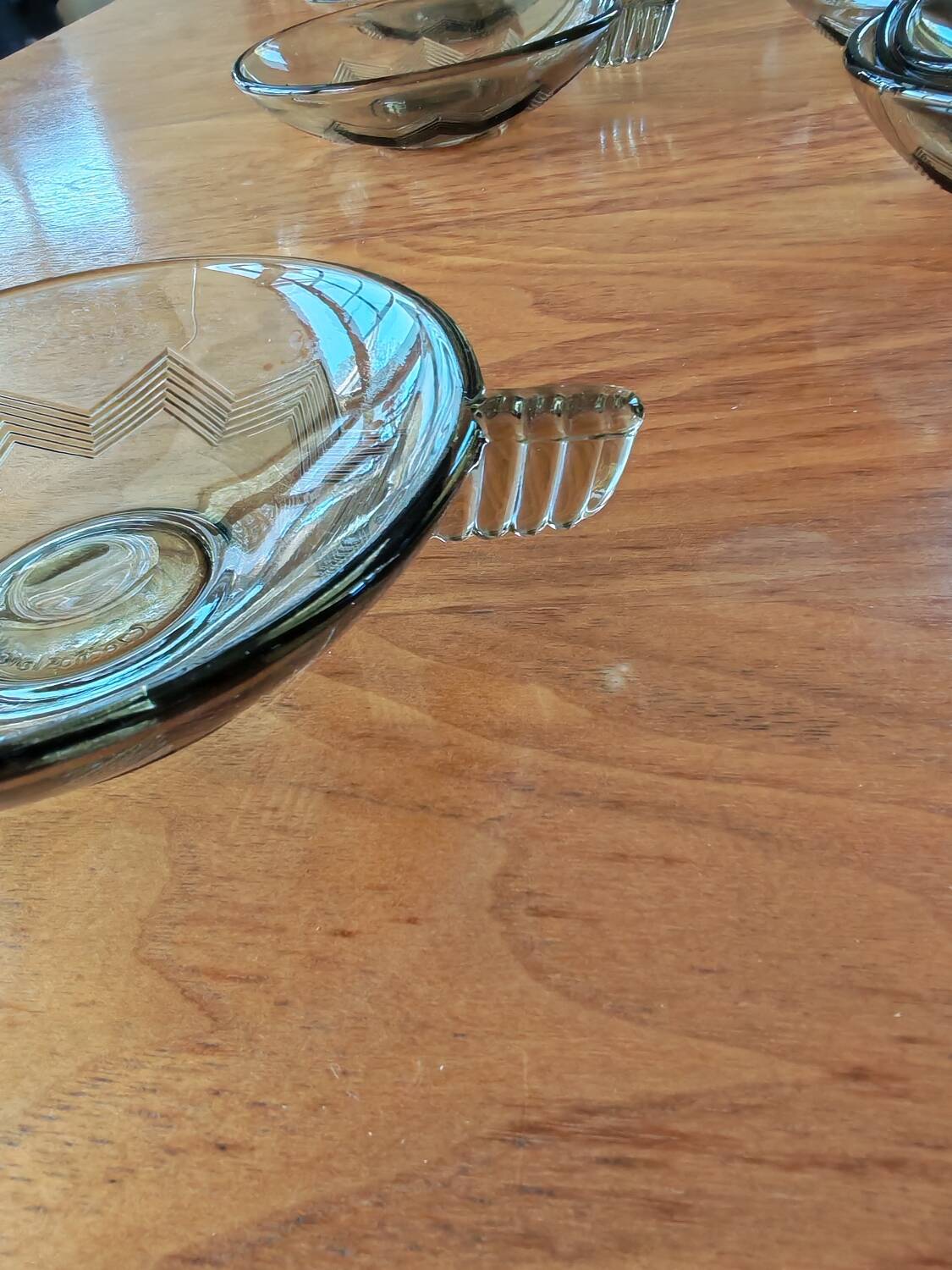 Lot de 8 coupelles art déco en verre.
