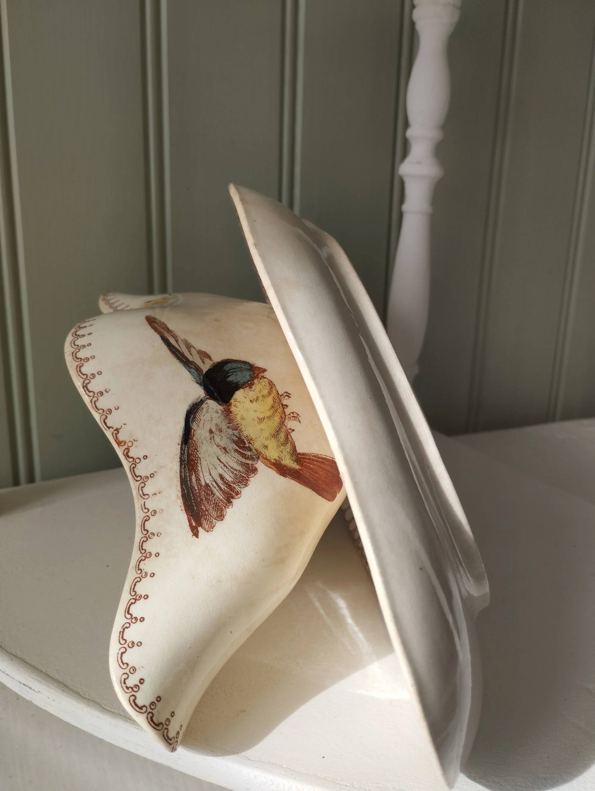 Longwy "Mésange" - Sauce boat on a polychrome ironstone base