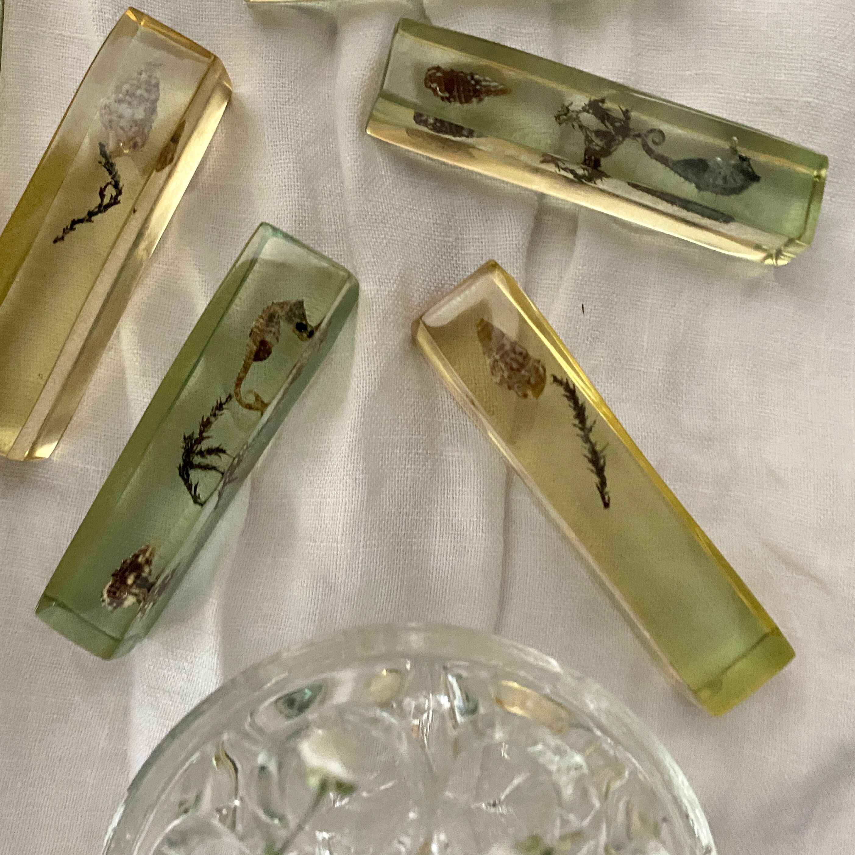 Set of 9 vintage resin knife holders including shell and seahorse