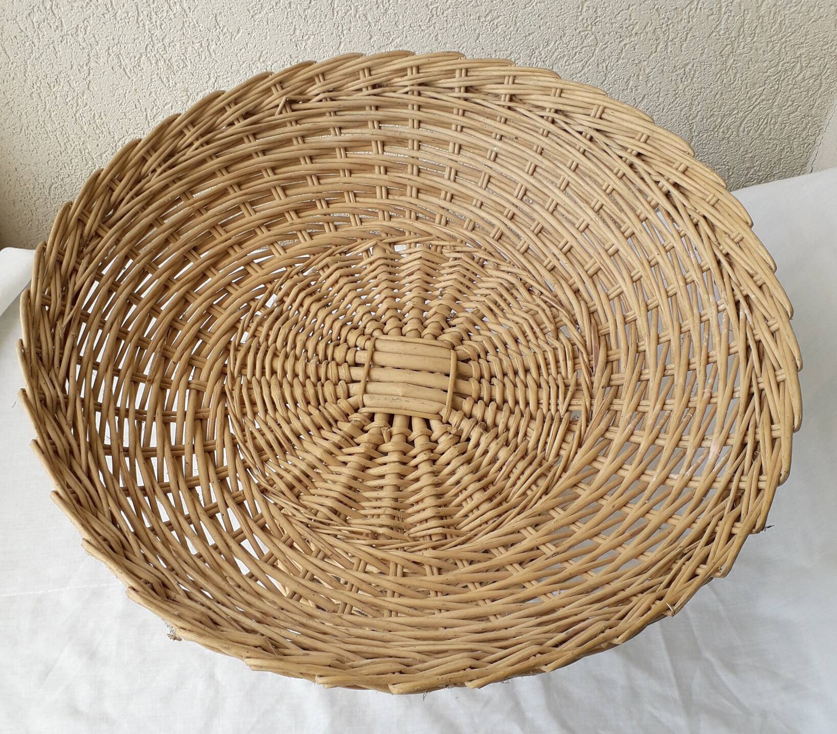 Wicker bowl on foot