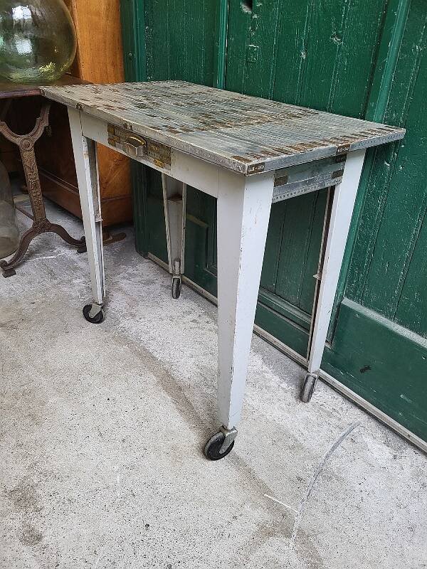 Table desserte atelier 1 tiroir en metal recouverte de morceaux de metre pl