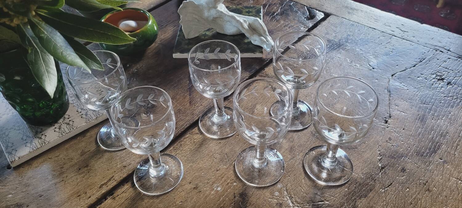 30's stemmed glasses