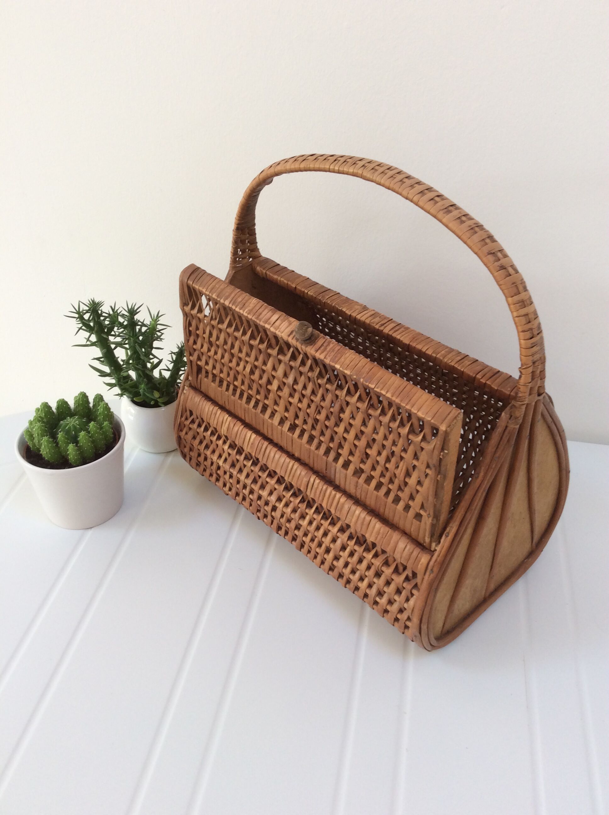 Basket in woven rattan from the 60's