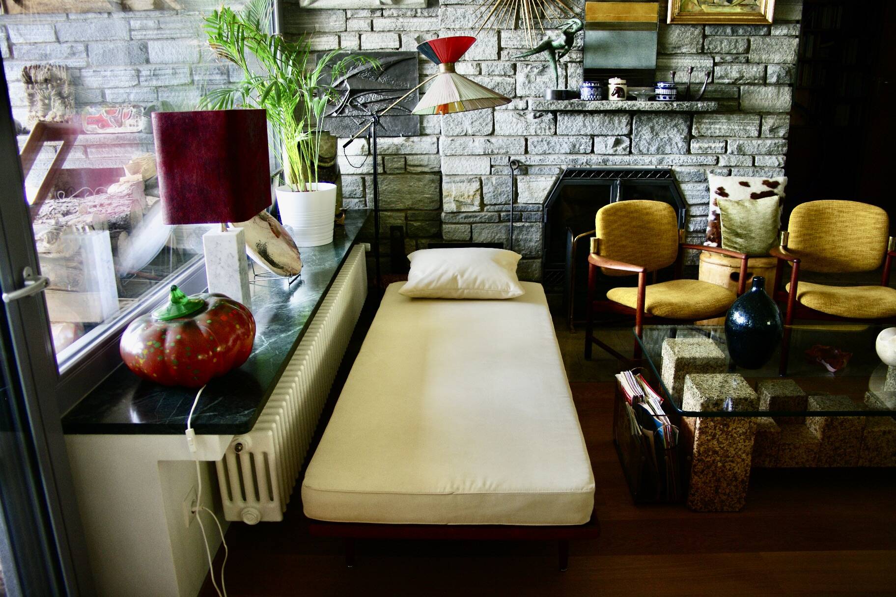 Vintage minerva daybed in solid teak and alcantara by peter hvidt for john stuart 1950s