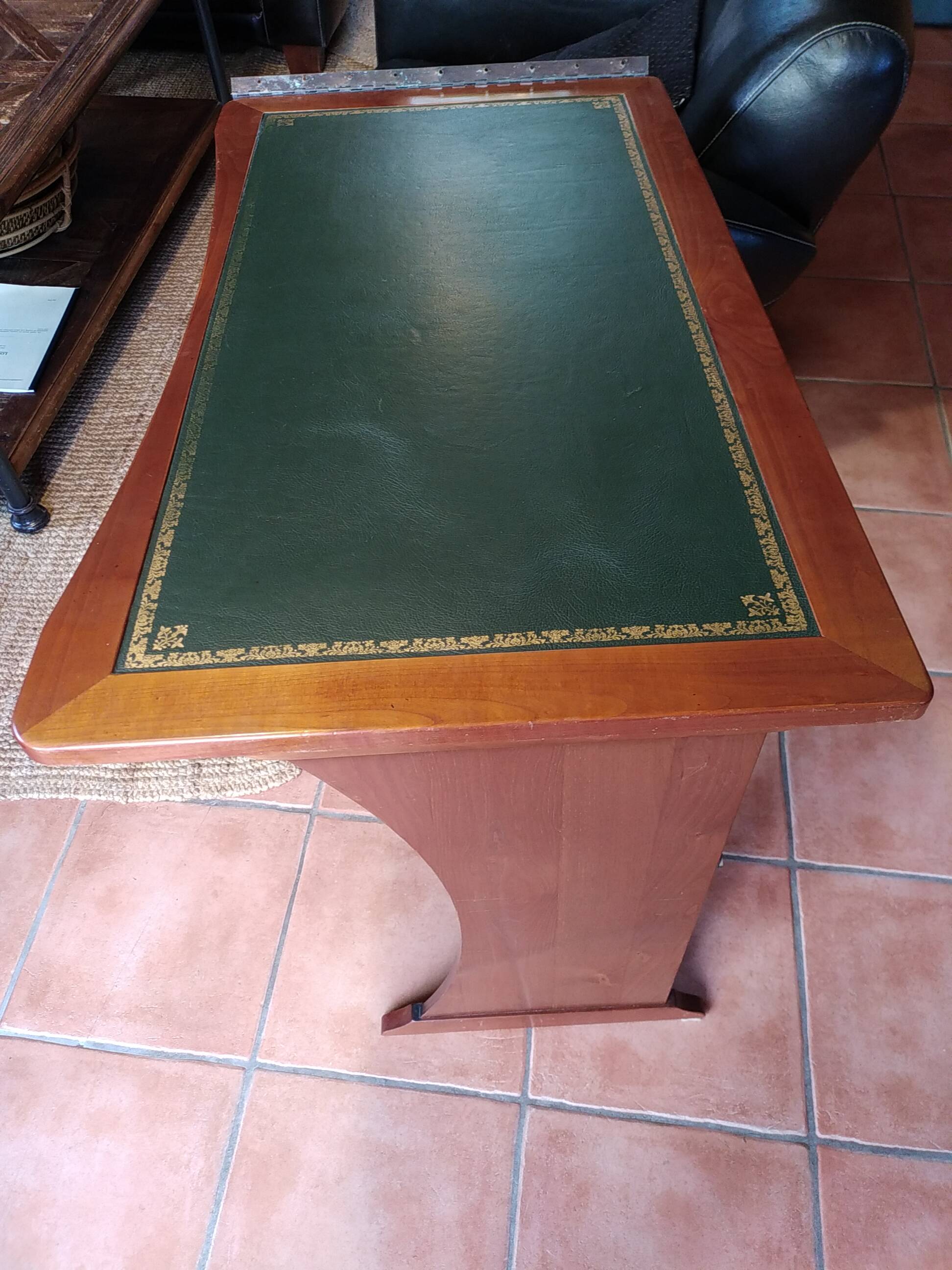 Wall-mounted writing table in cherry wood. retractable.