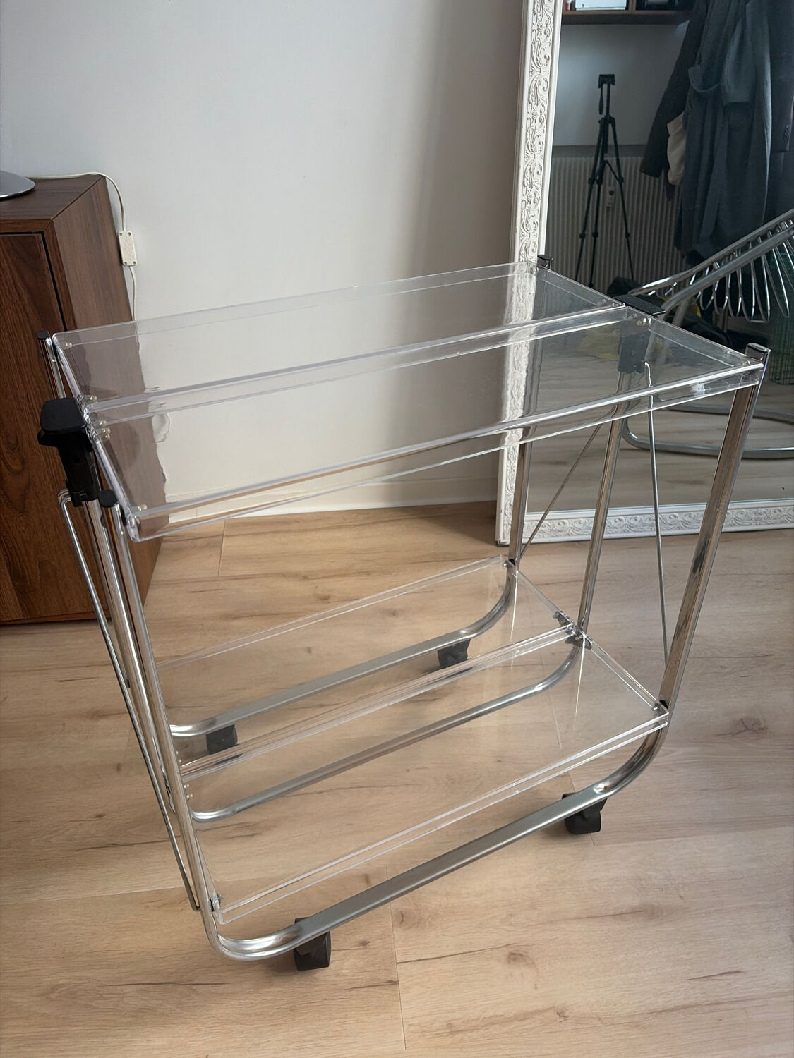 Folding dessert table in acrylic on wheels