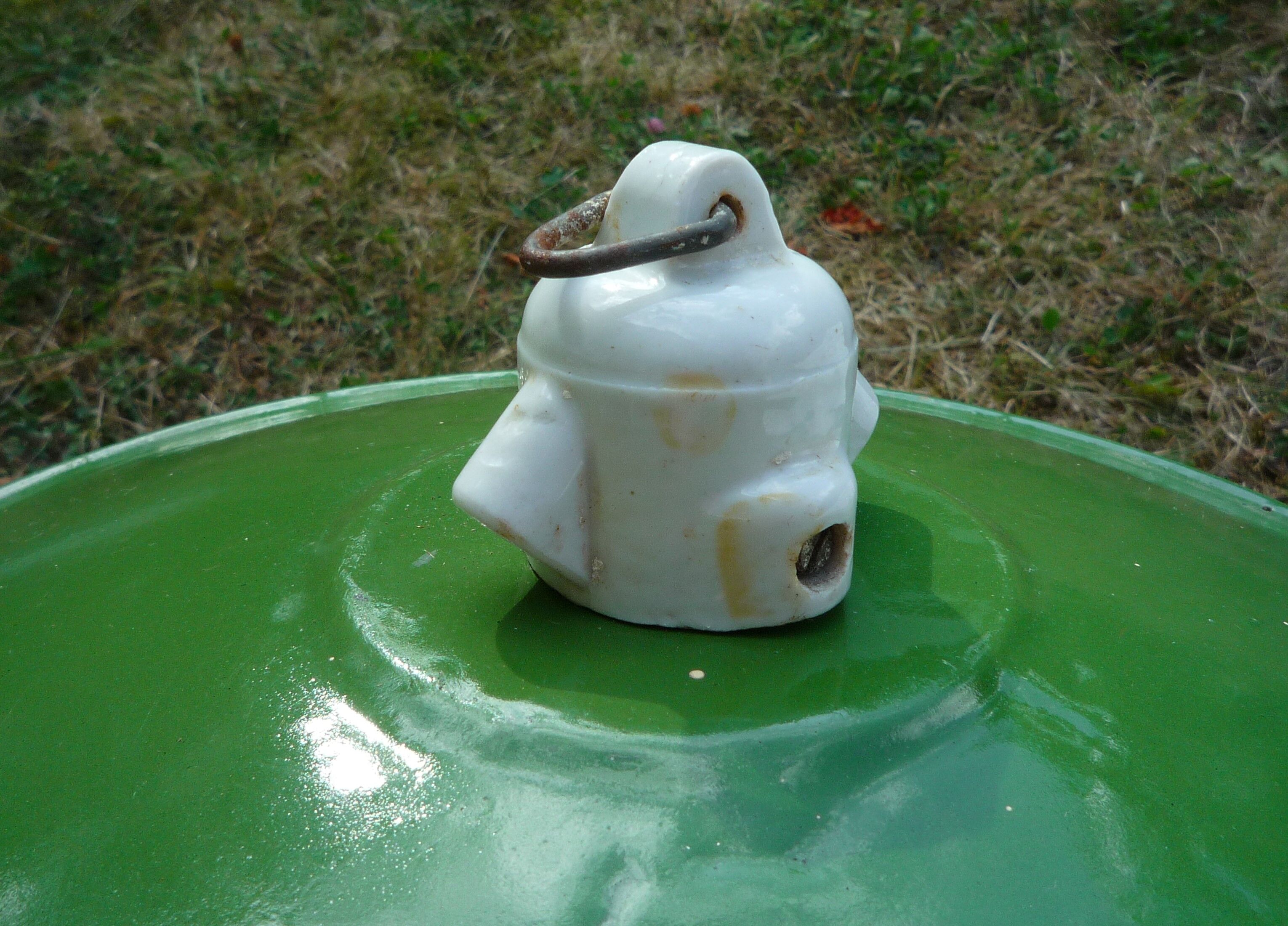 Old pendant lamp lamp in green enamelled sheet metal and porcelain socket