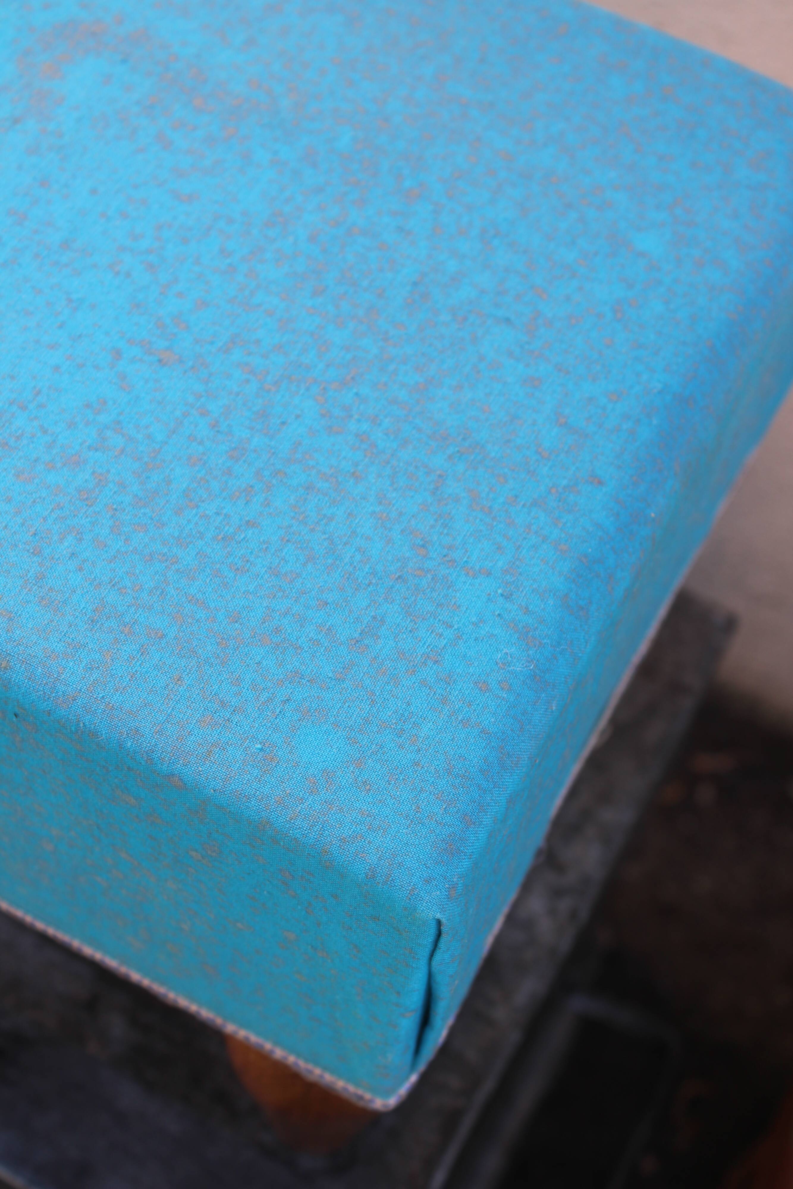 Repose-pieds bois et tissu bleu