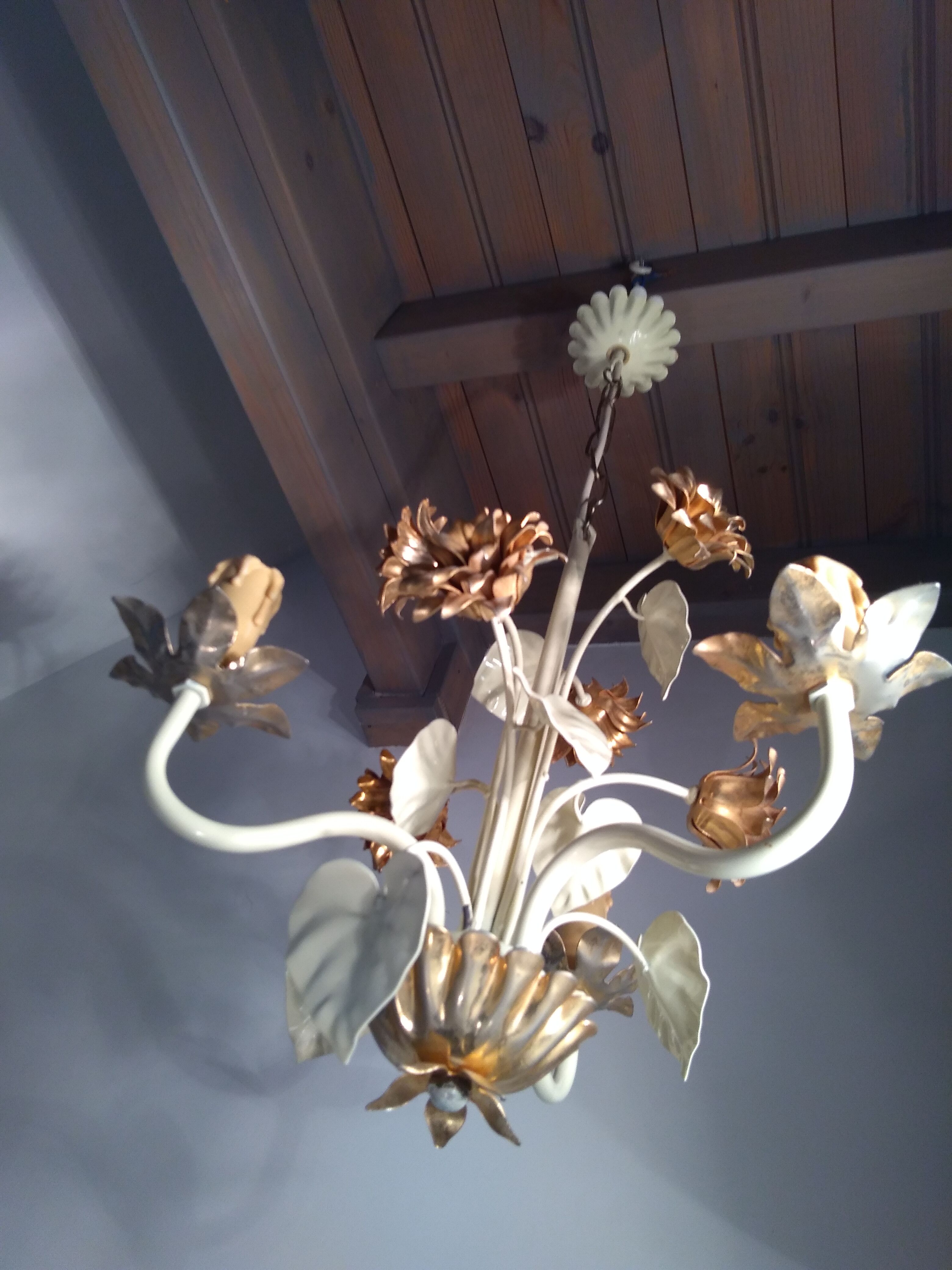 3-pointed metal beige and gold lacquered metal