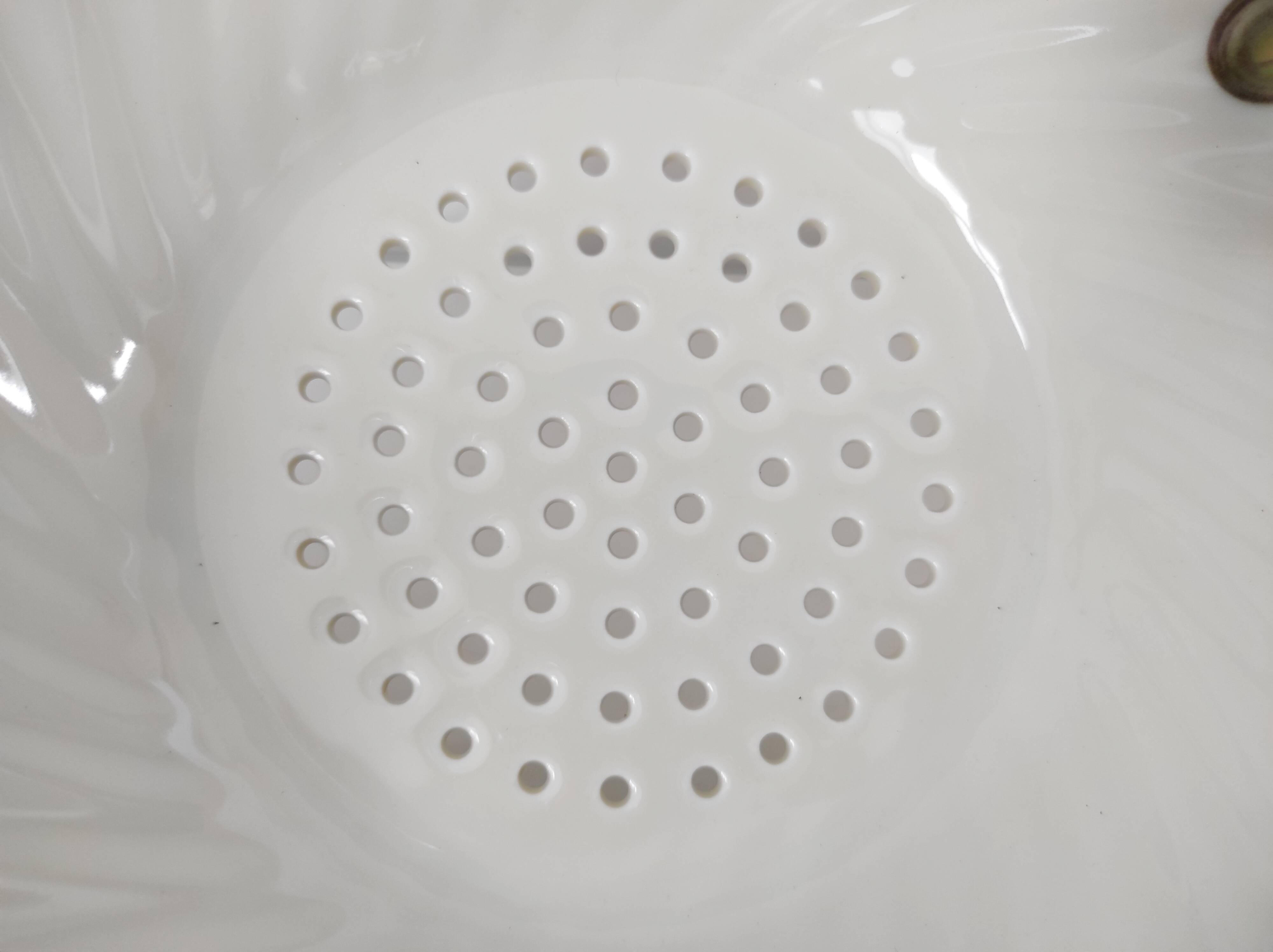 Strawberry dish porcelain drainer