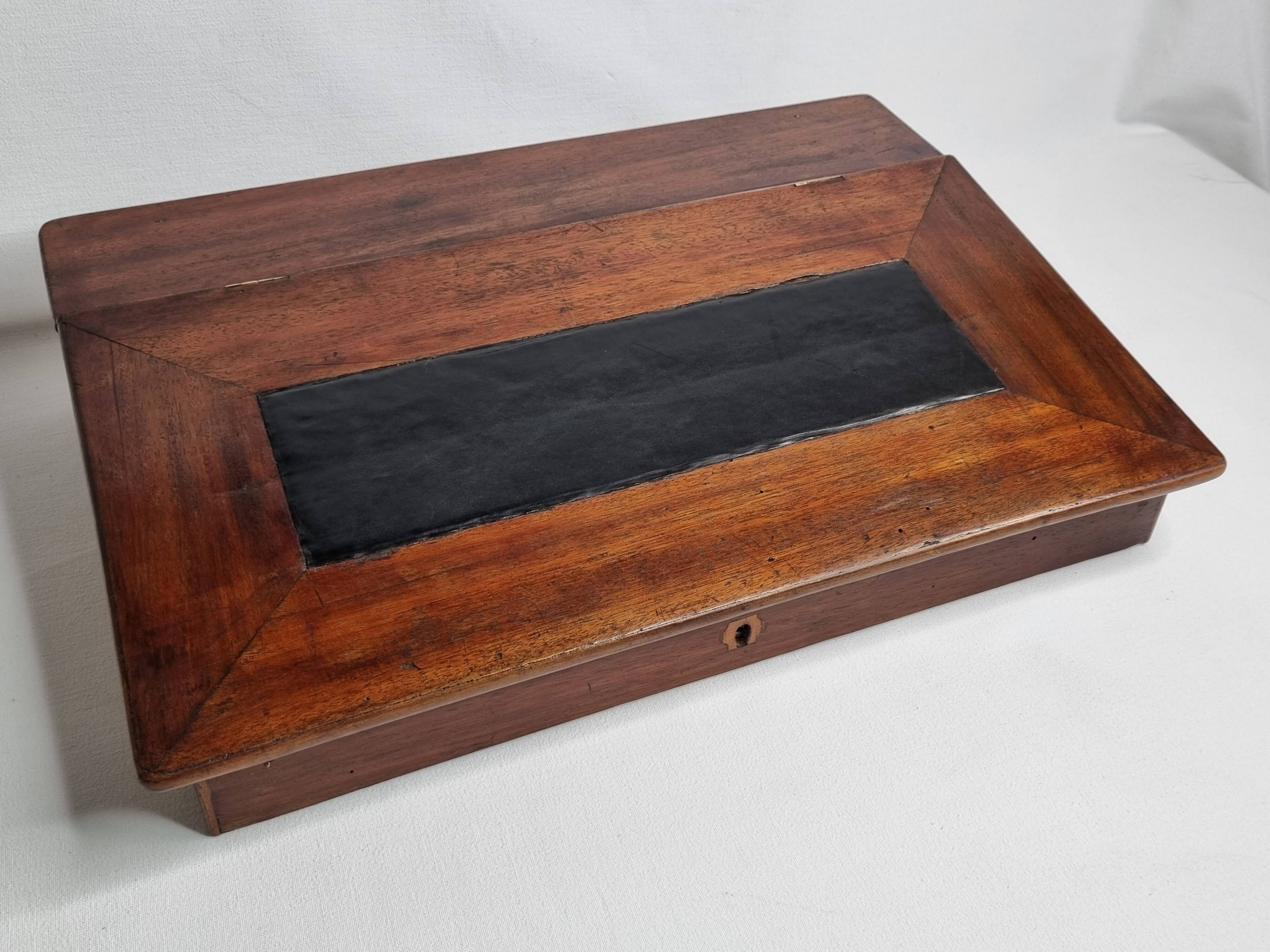 Écritoire de voyage antique du XIXe siècle en cuir et bois, 45 cm