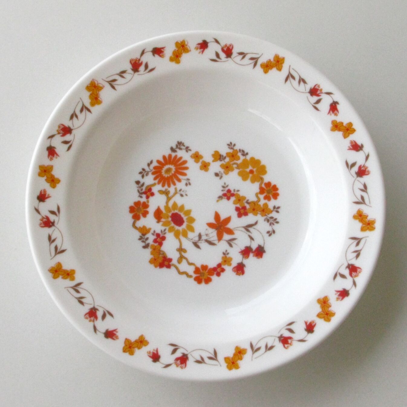 Lot 5 arcopal hollow plates -decorated with orange flowers
