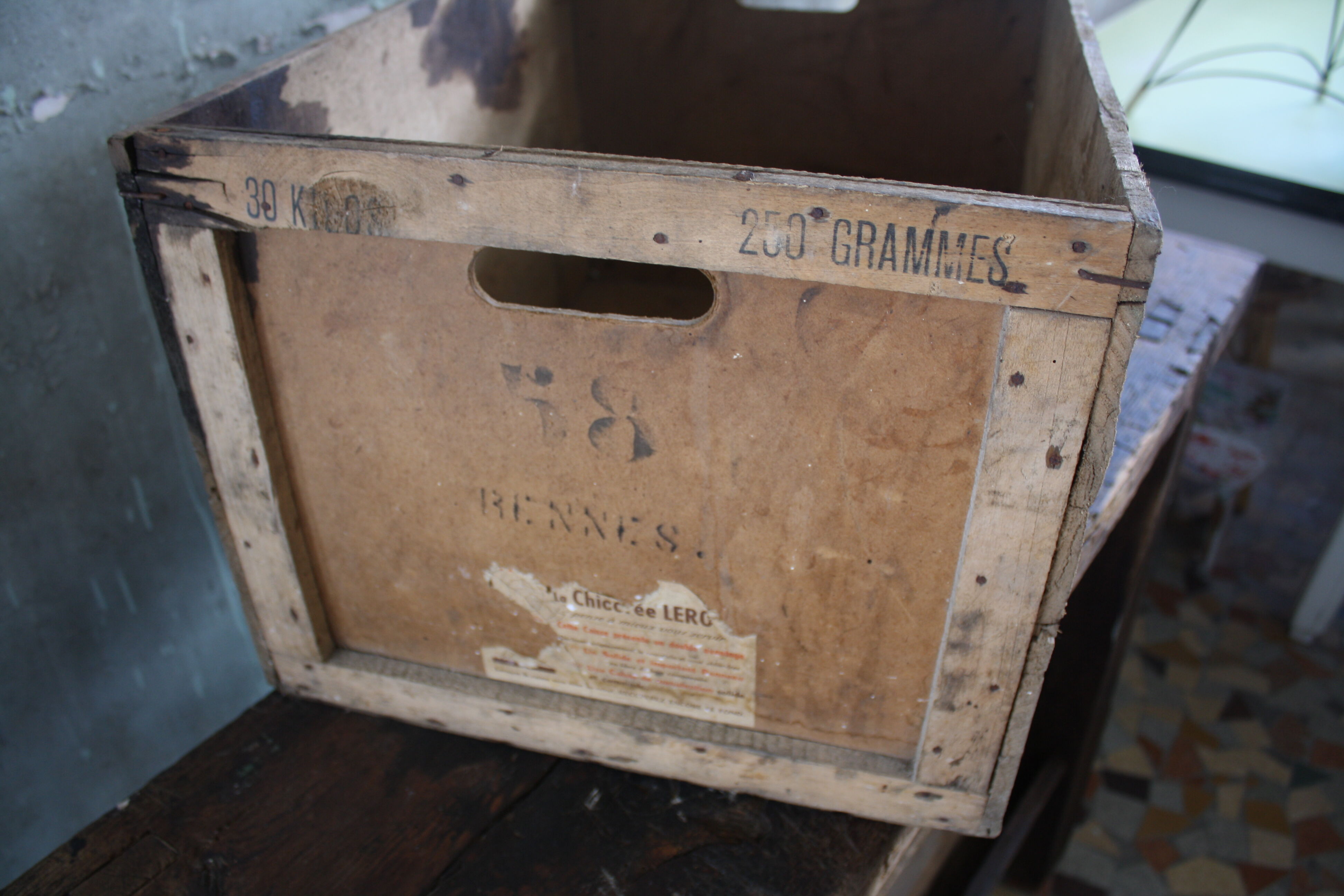 Leroux chicory wooden case