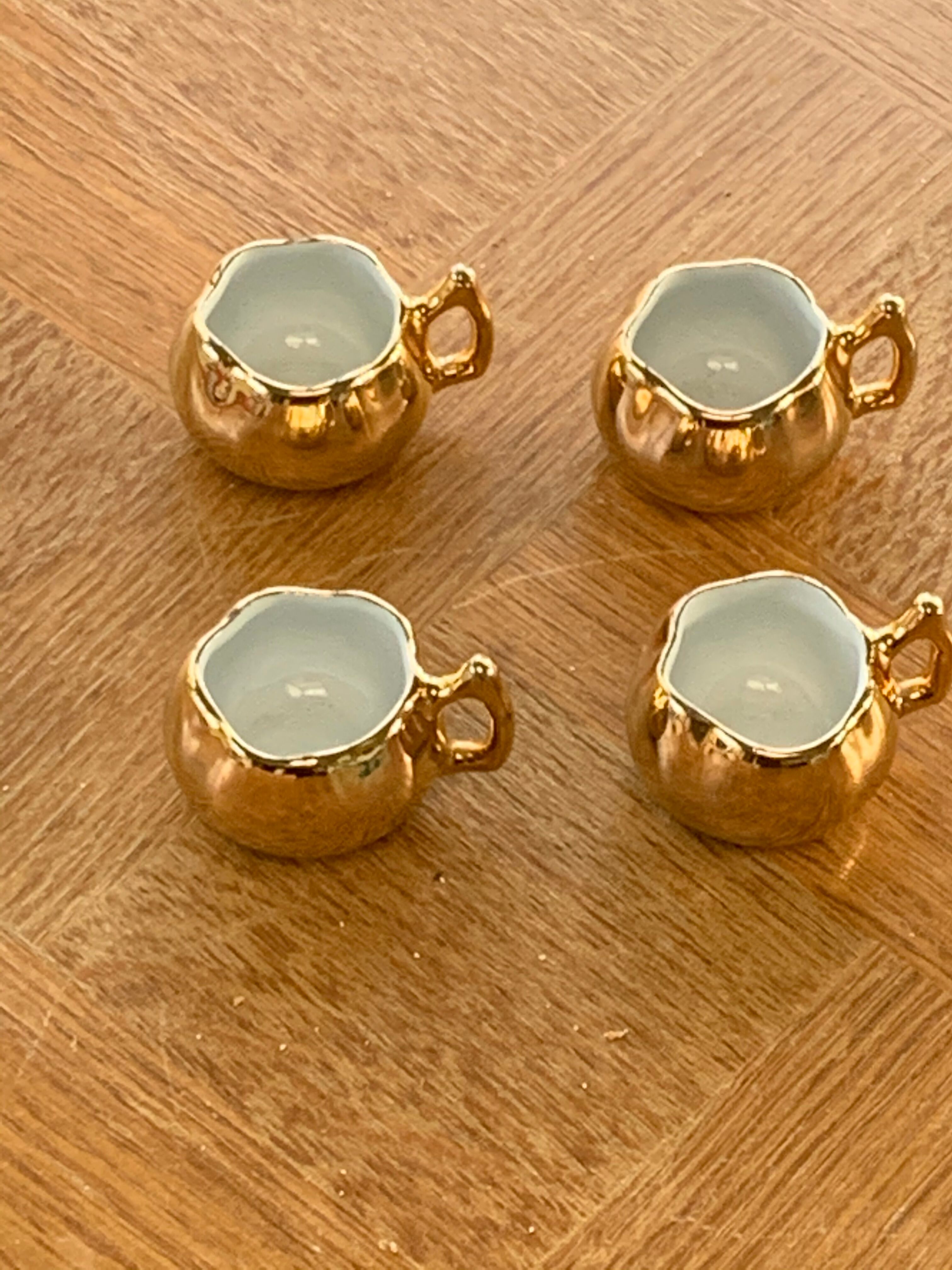 4 small cups dabbling ceramic enamelled gold and vintage white