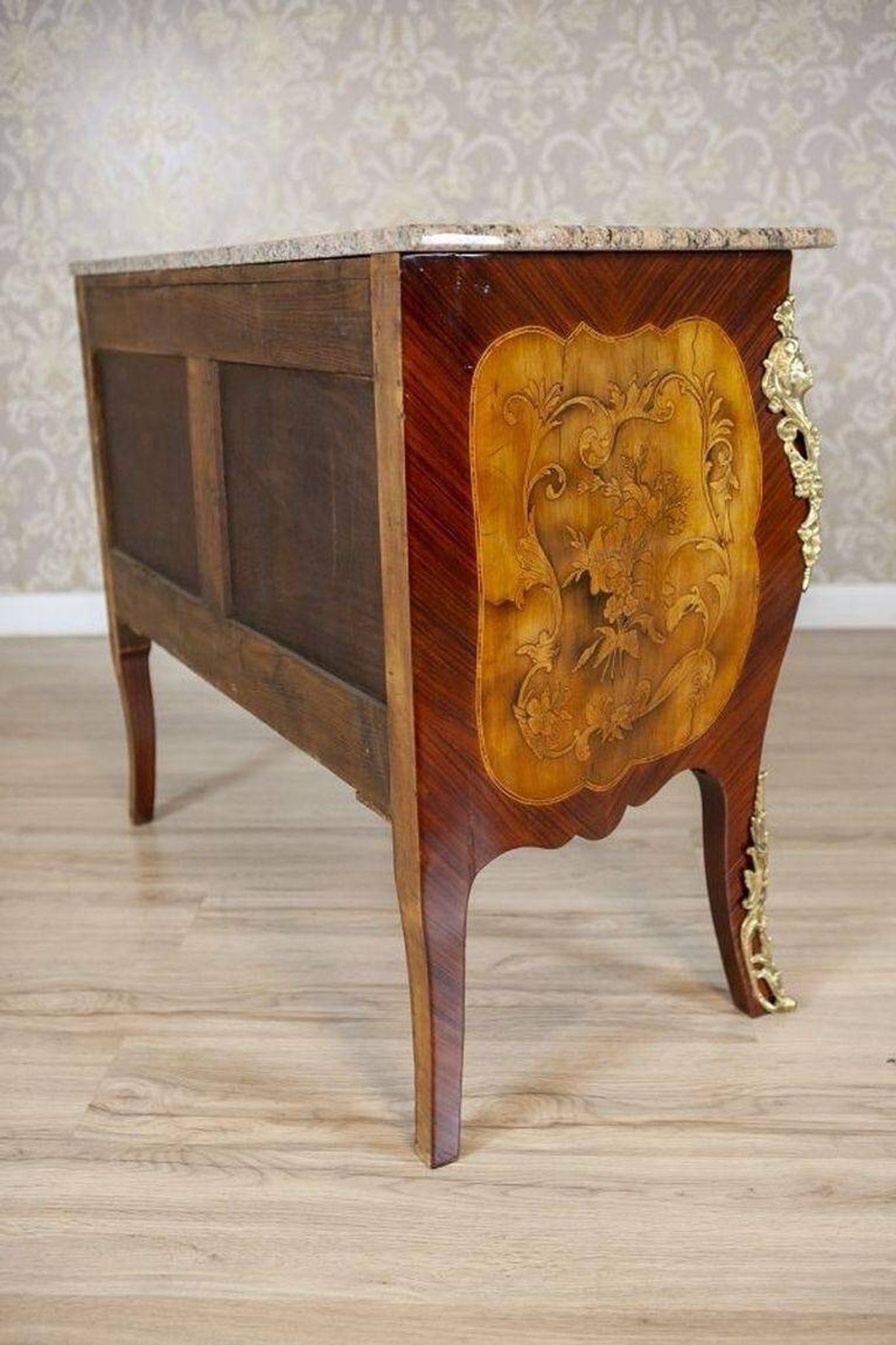 Commode de style français avec dessus en granit, années 1890.