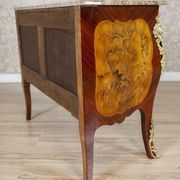 Commode de style français avec dessus en granit, années 1890.