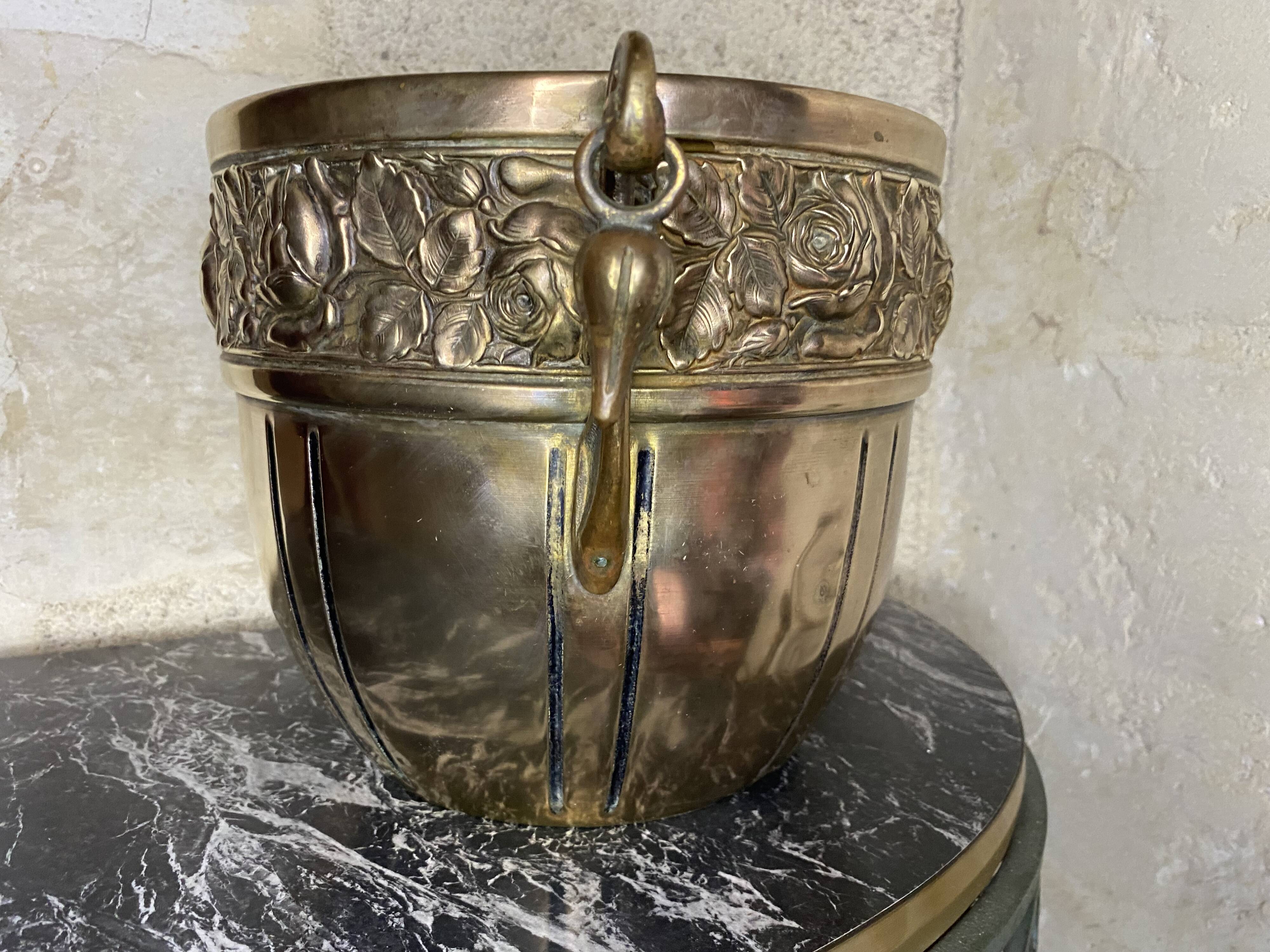 Art deco flowerpot