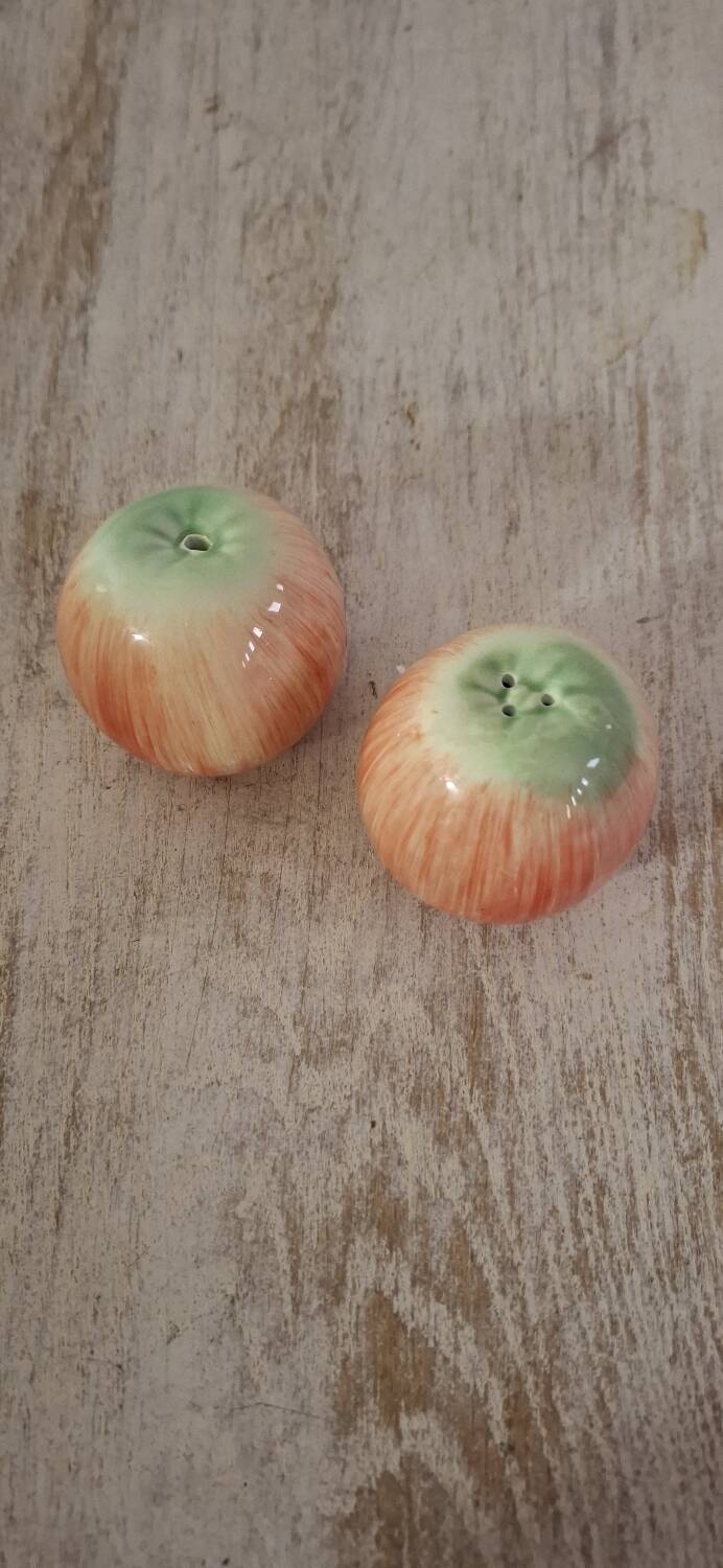 Apple salt and pepper shakers