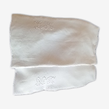 Nappe en trés fin coton ,  ivoire clair , 2 monogrammes LH .