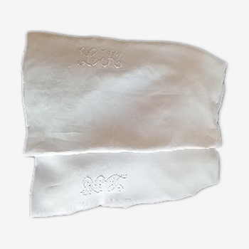 Tablecloth in very fine cotton, light ivory, 2 monograms LH.