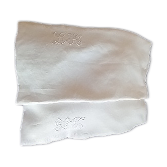 Nappe en trés fin coton ,  ivoire clair , 2 monogrammes LH .