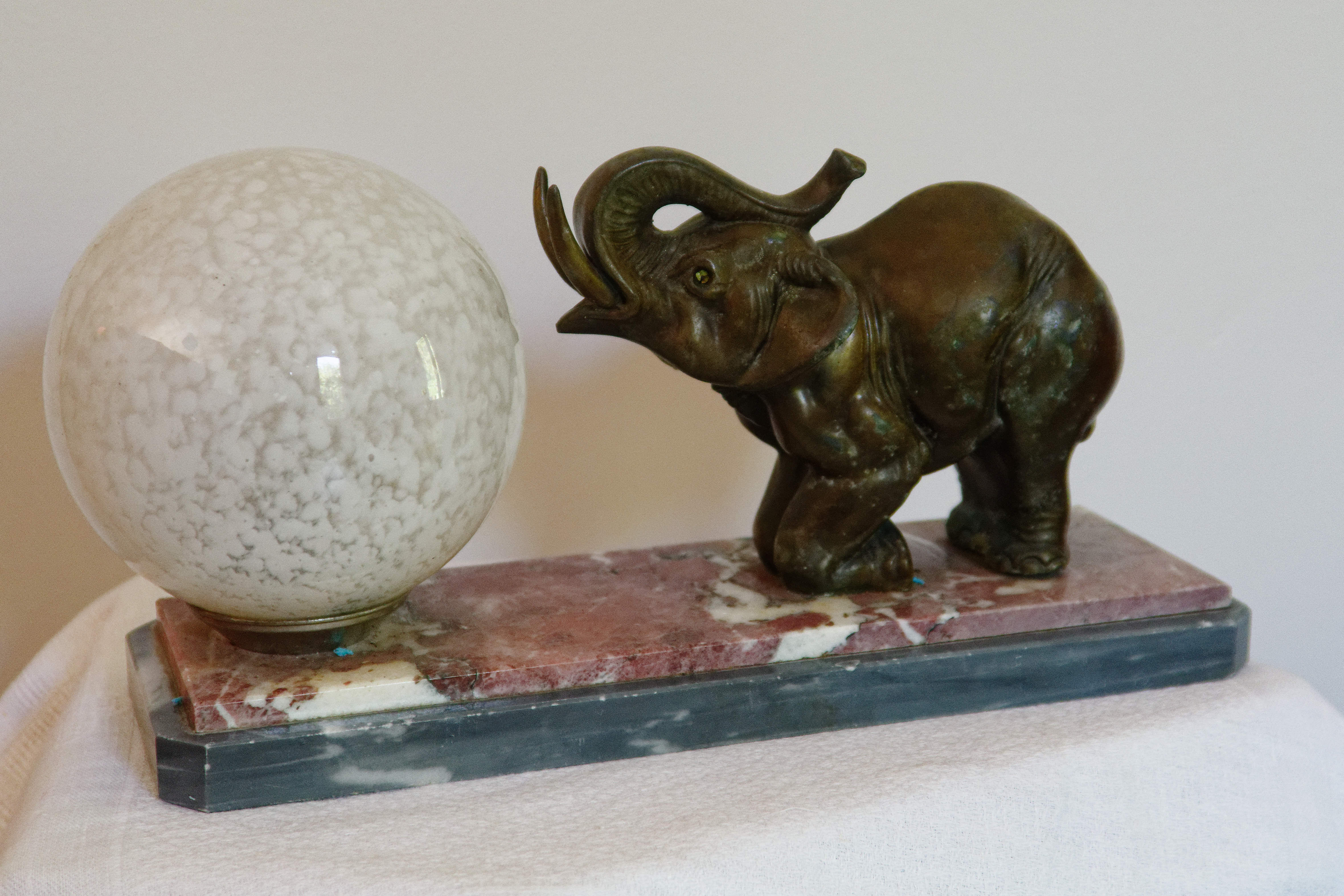 Lampe éléphant en régule opaline art déco