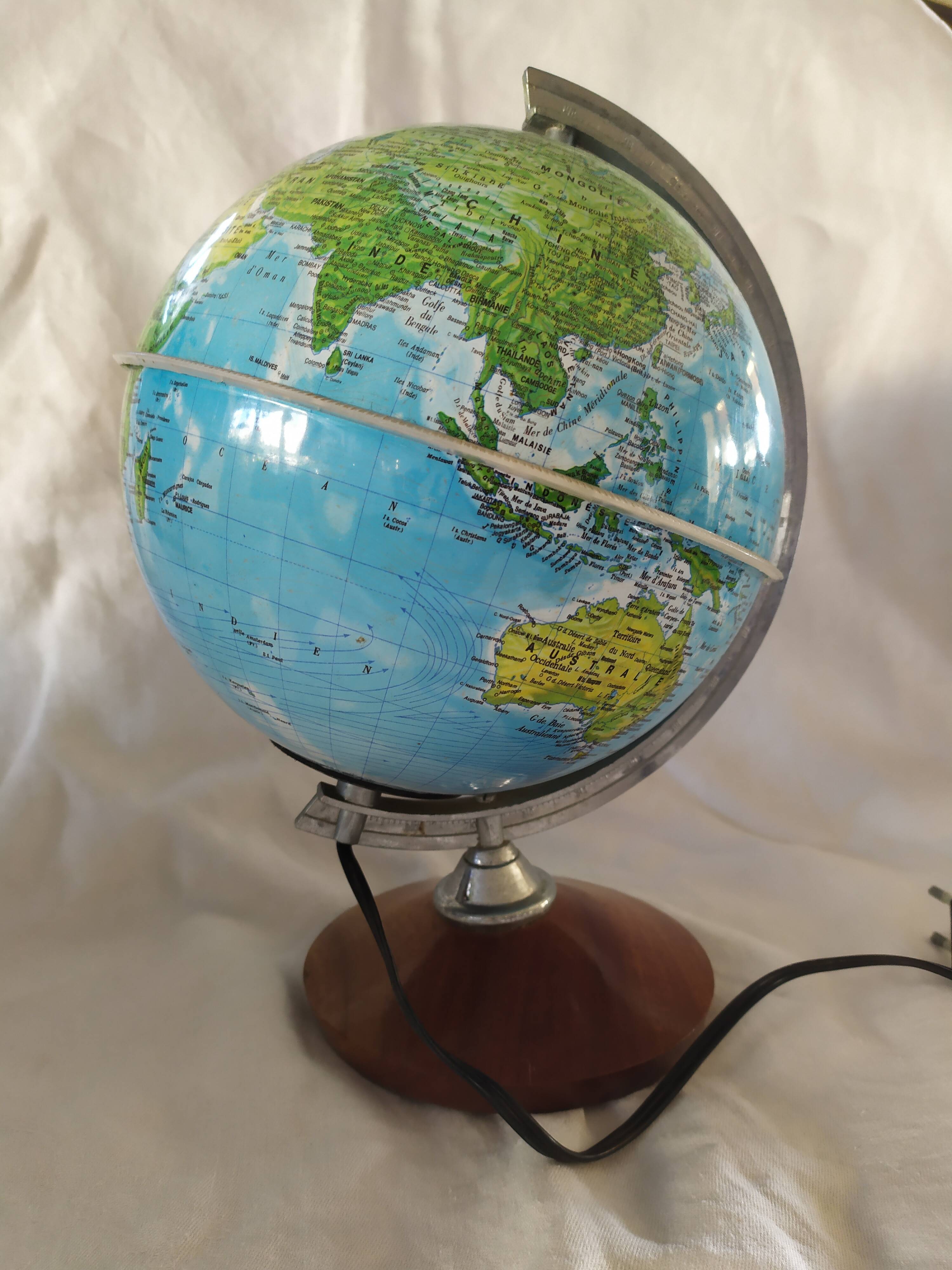 Luminous terrestrial globe