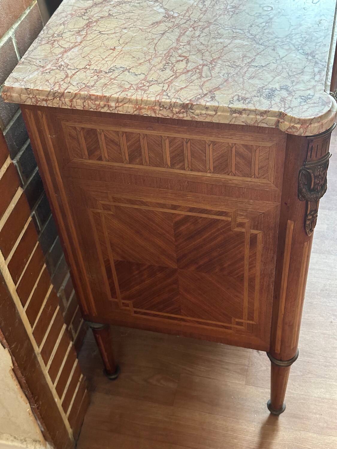 Louis XVI style chest of drawers, spinning top legs - transition style marquetry