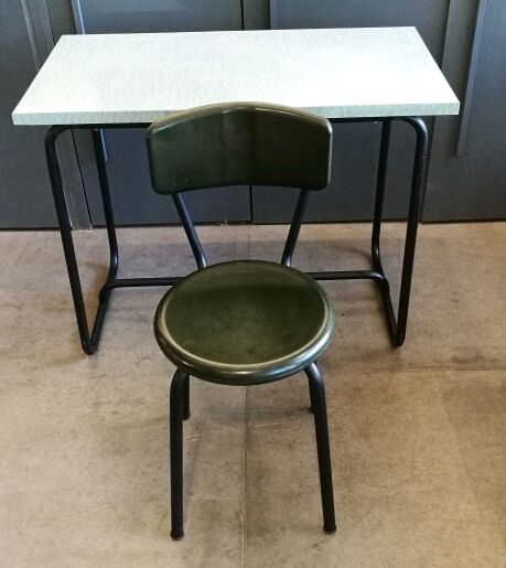 Bureau formica et sa chaise bakelite
