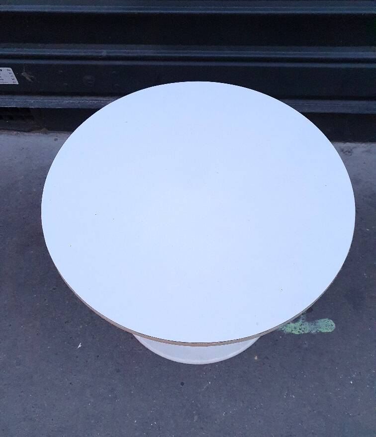 2 round tables, tulip base, saarinen style, 1970