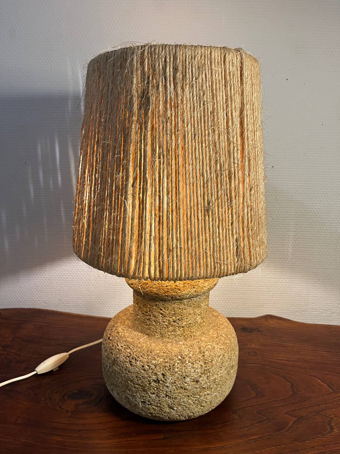 Lampe en pierre recomposée abat jour corde