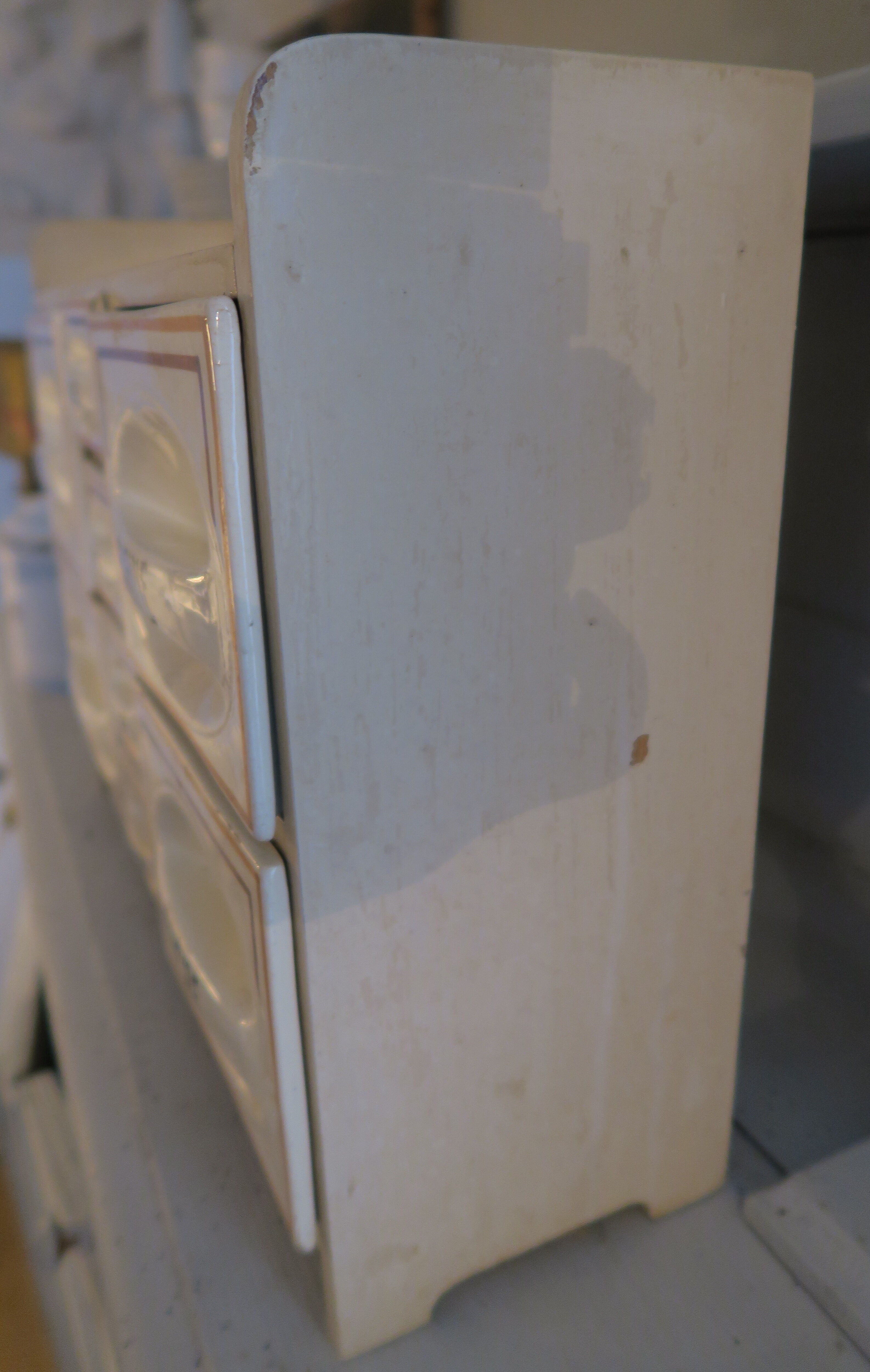 Spice cabinet with earthenware drawers