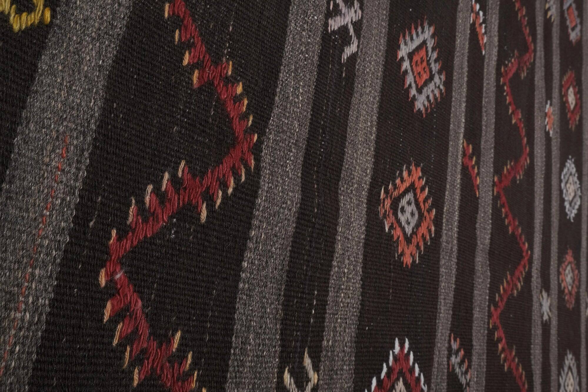 Vintage Turkish kilim, handwoven, 227x324 cm.