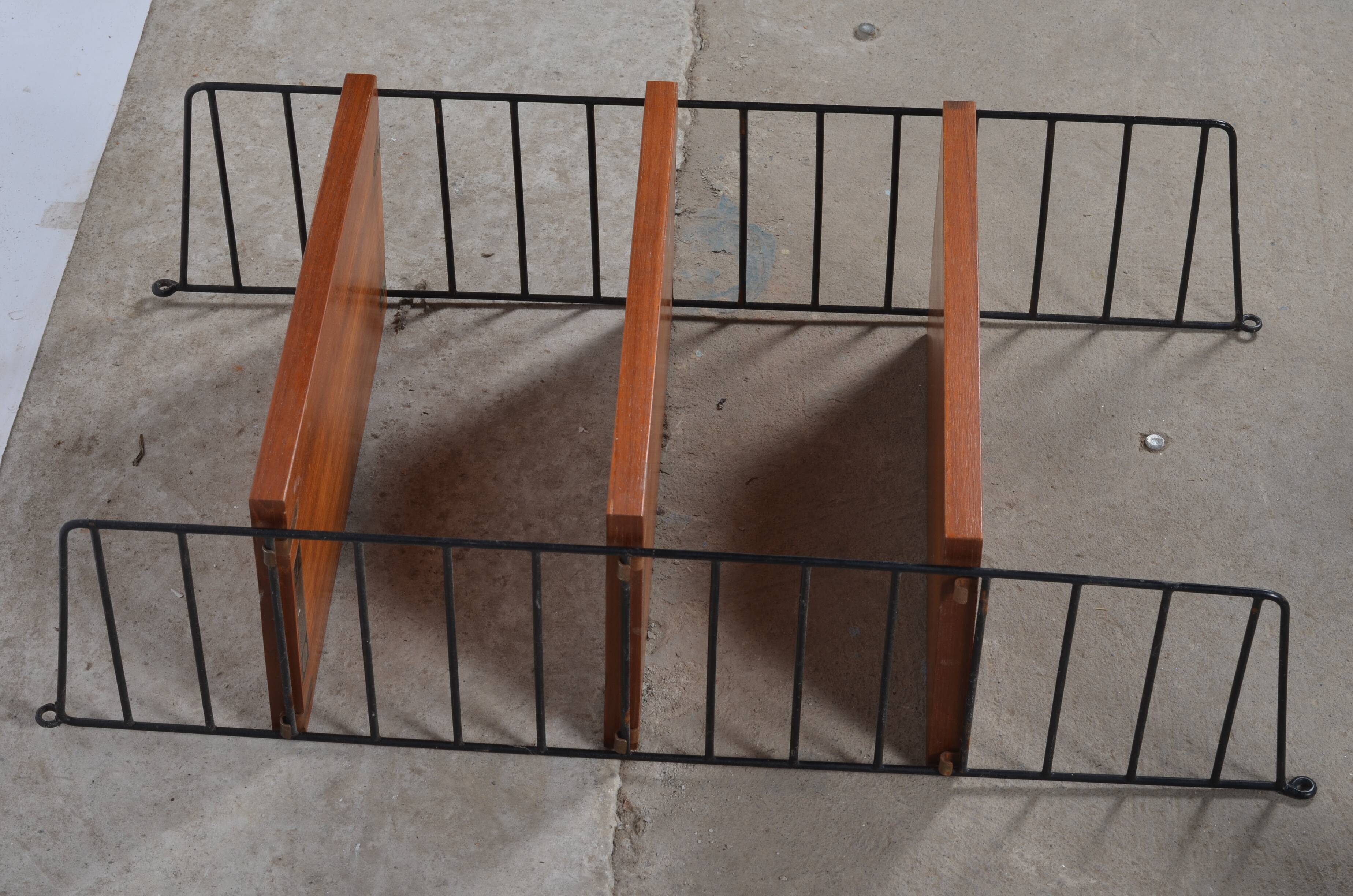 String shelves 3 wooden shelves