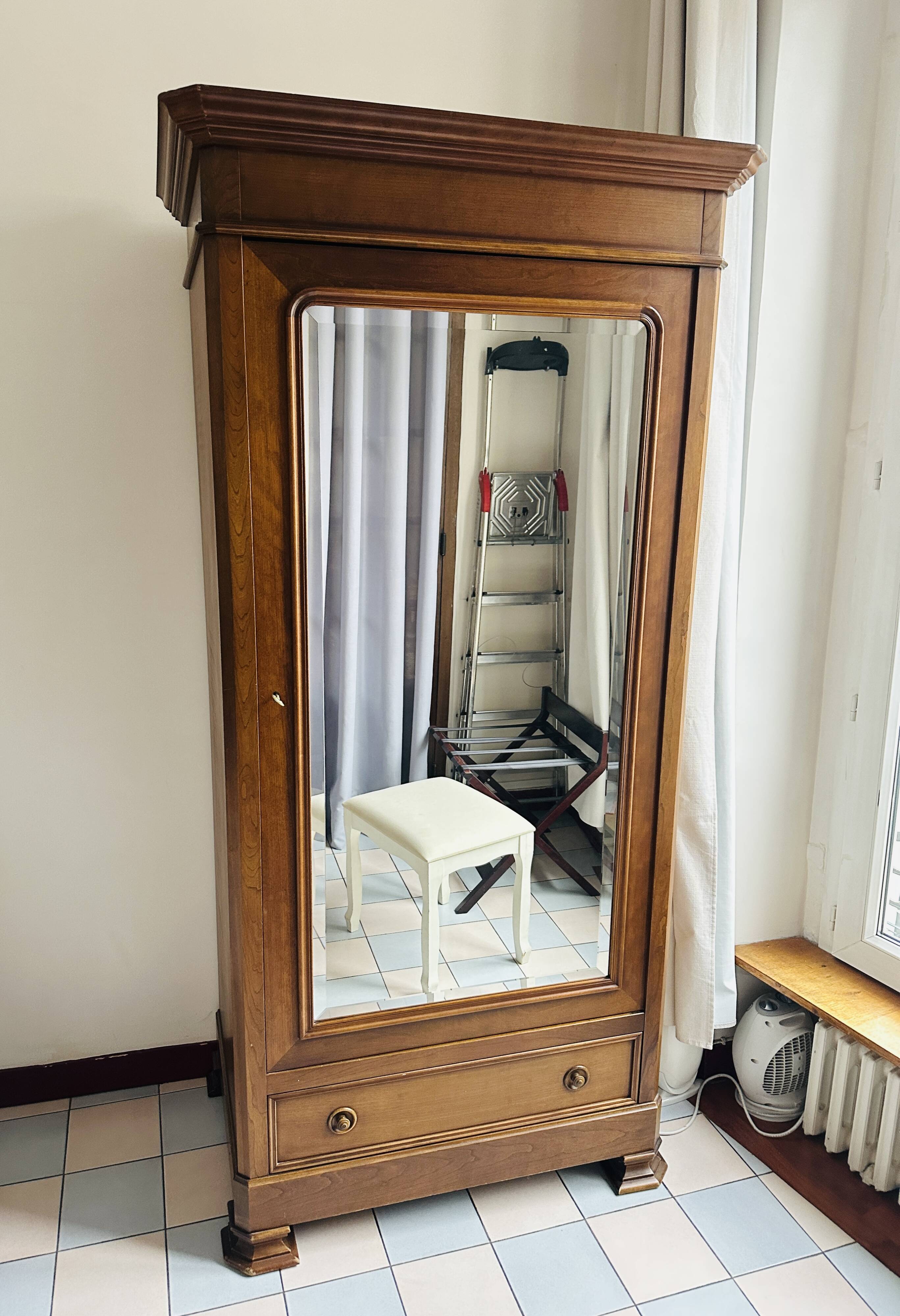 Armoire avec porte miroir en merisier Ebeniste